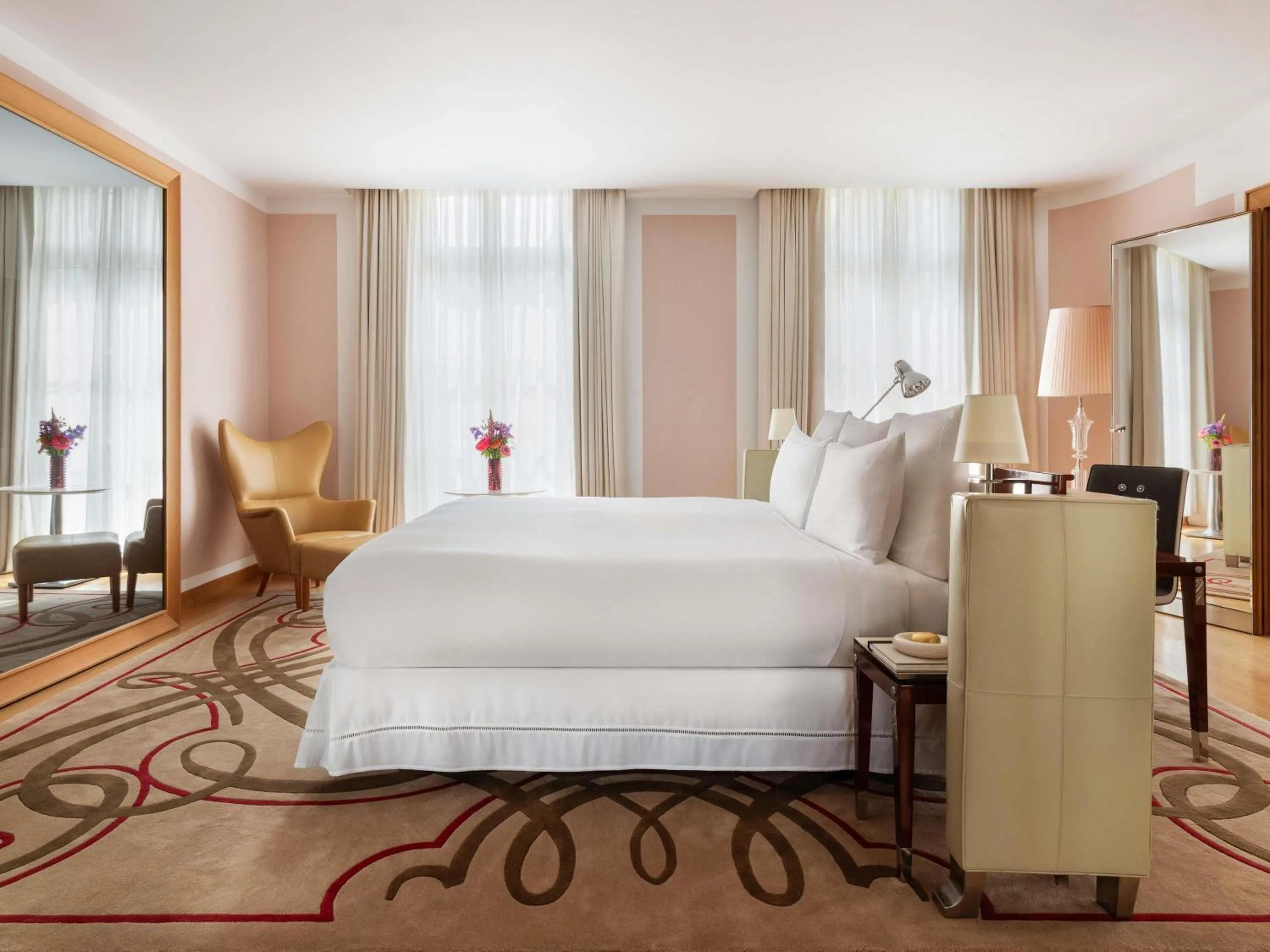 Bedroom, Bed in Hôtel Le Royal Monceau Raffles Paris