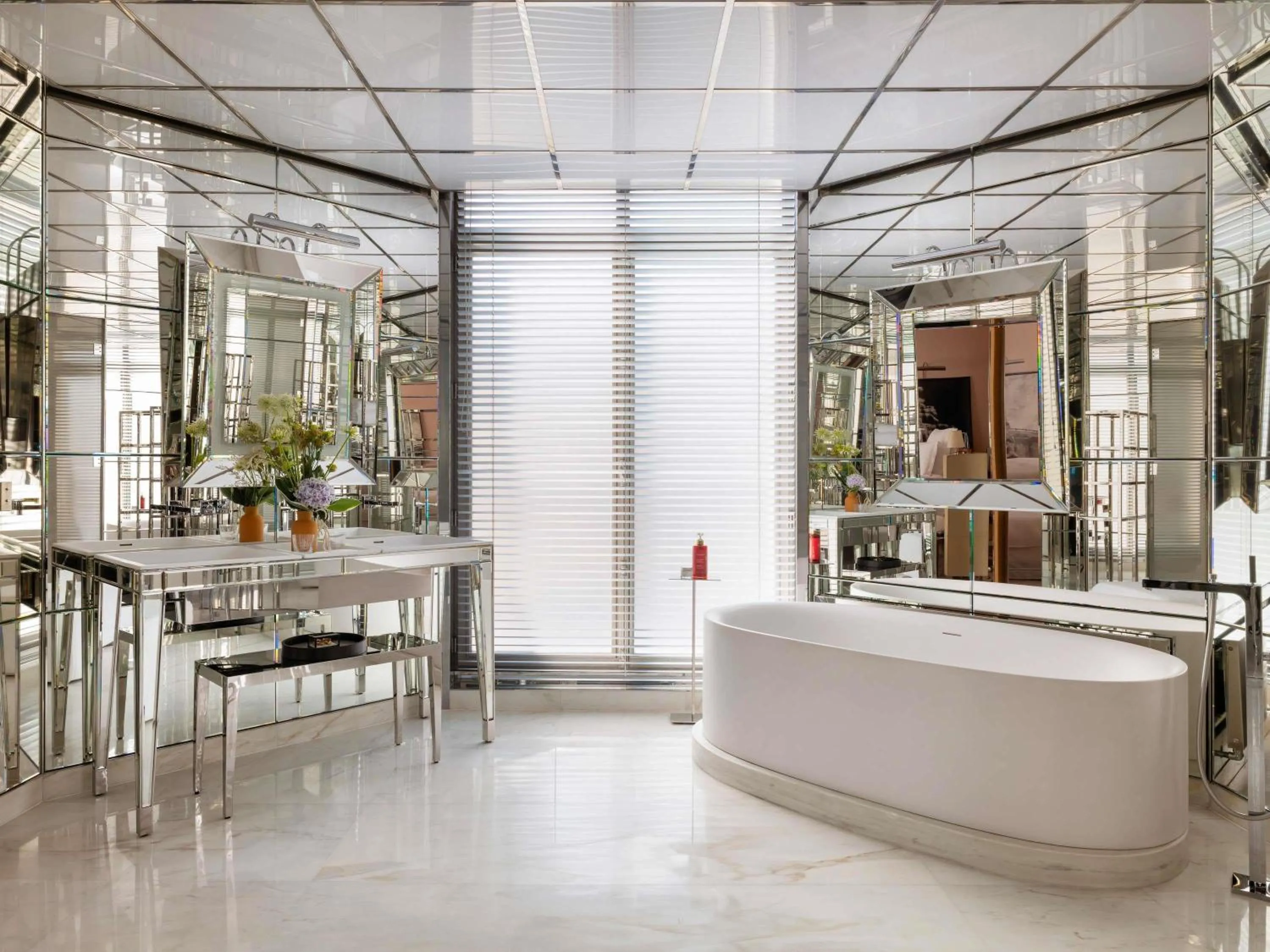 Bedroom in Hôtel Le Royal Monceau Raffles Paris