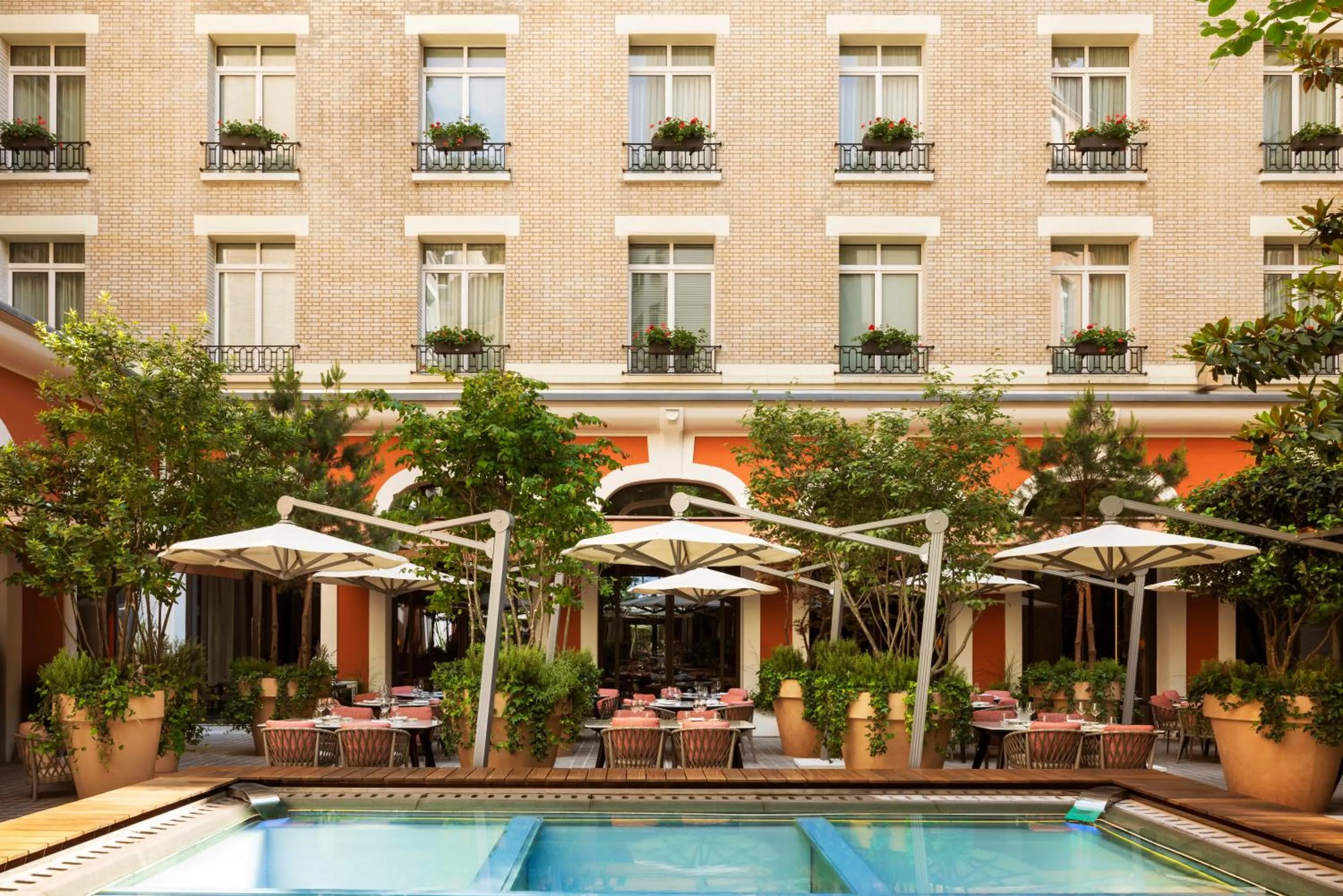 Patio in Hôtel Le Royal Monceau Raffles Paris