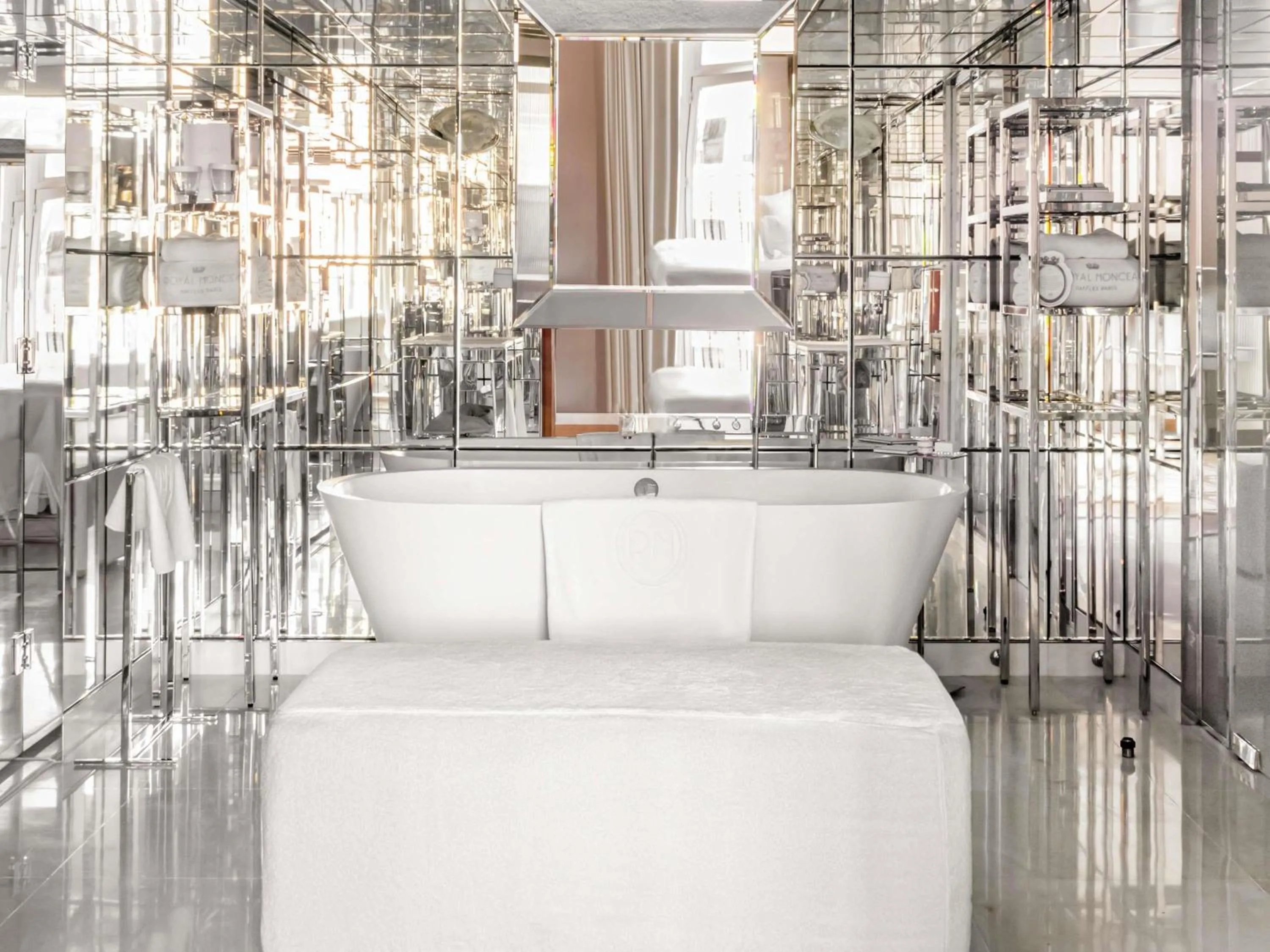 Bedroom in Hôtel Le Royal Monceau Raffles Paris