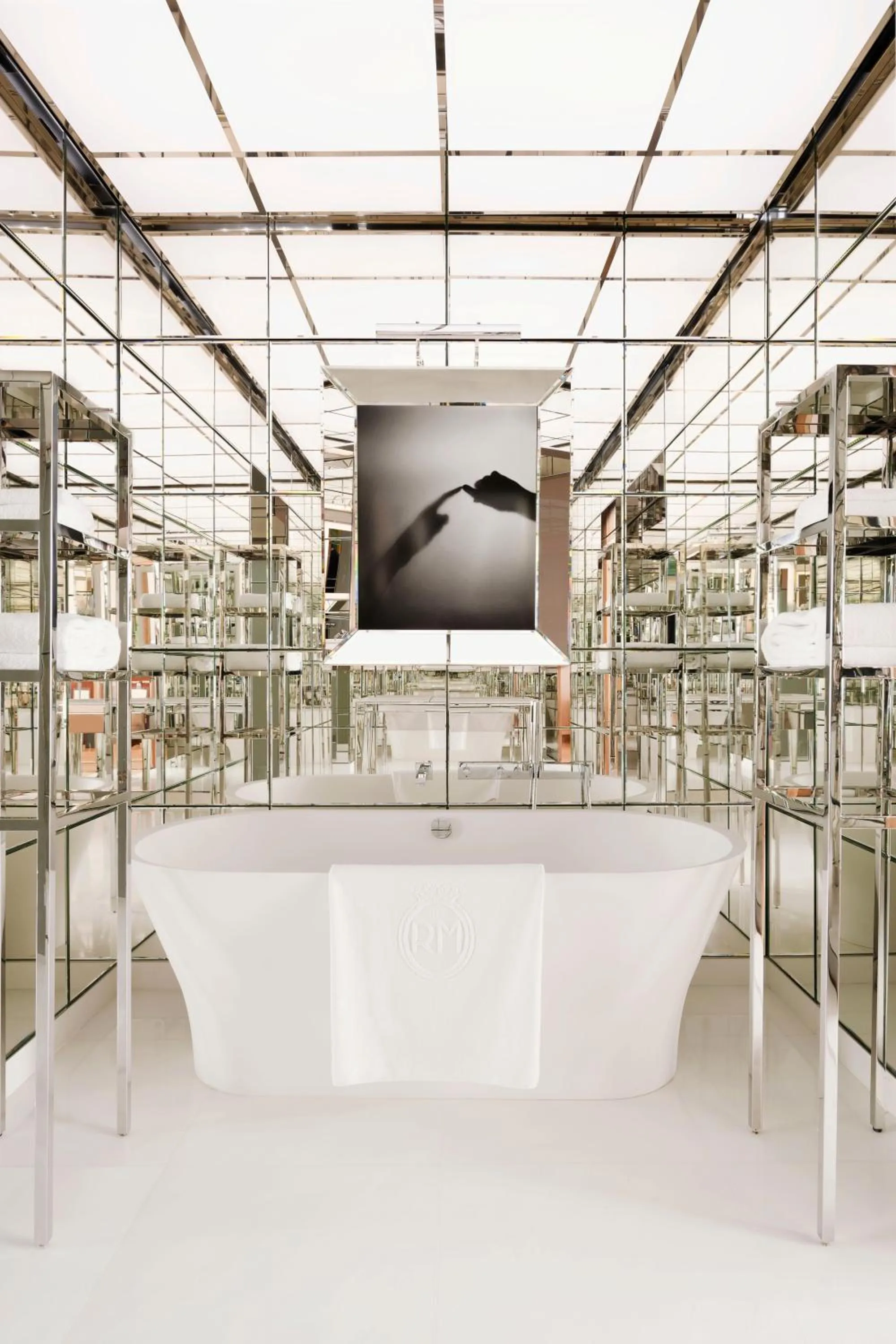 Bathroom in Hôtel Le Royal Monceau Raffles Paris