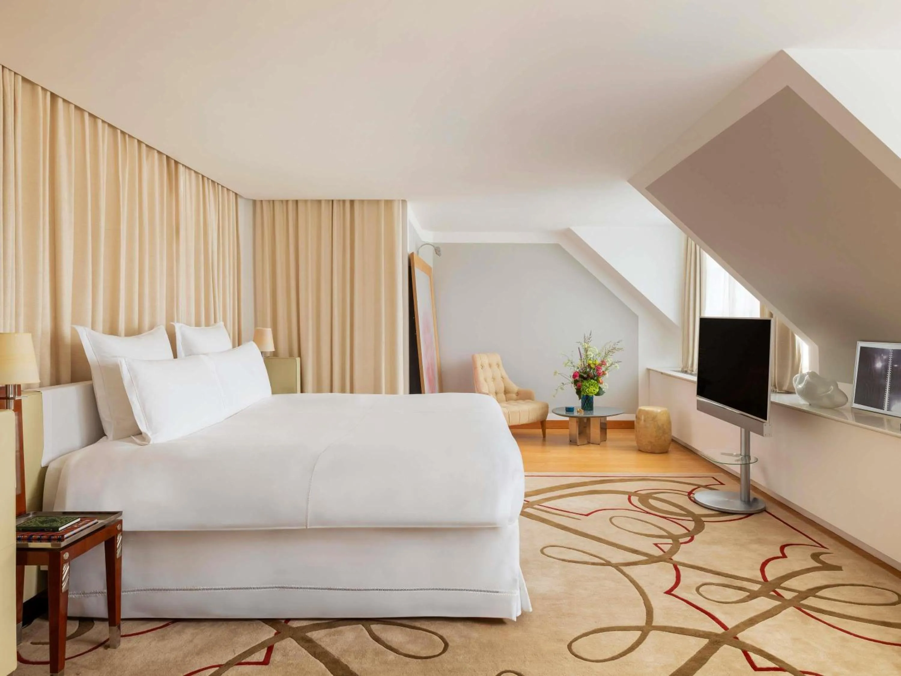 Bedroom, Bed in Hôtel Le Royal Monceau Raffles Paris