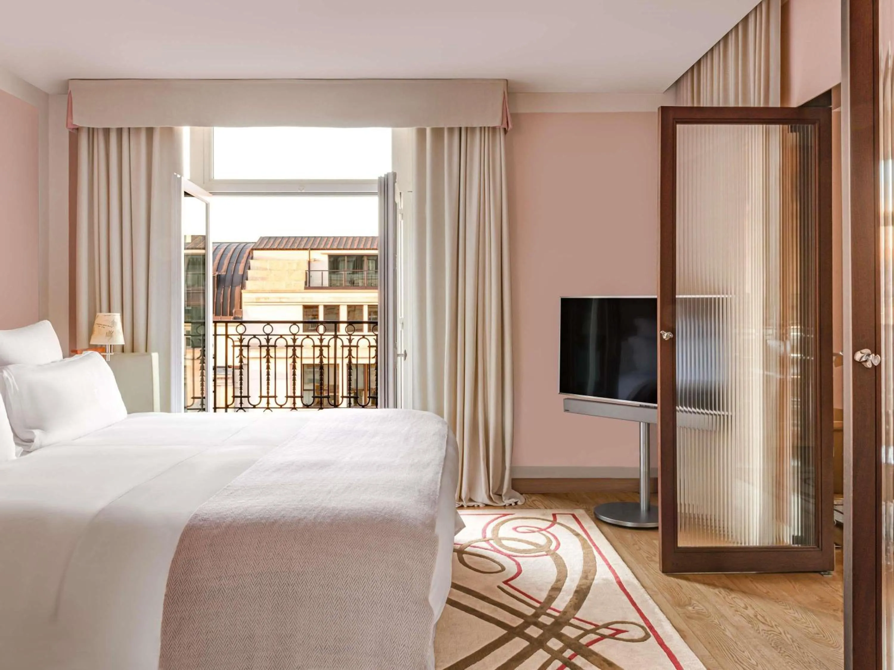 Bedroom, Bed in Hôtel Le Royal Monceau Raffles Paris