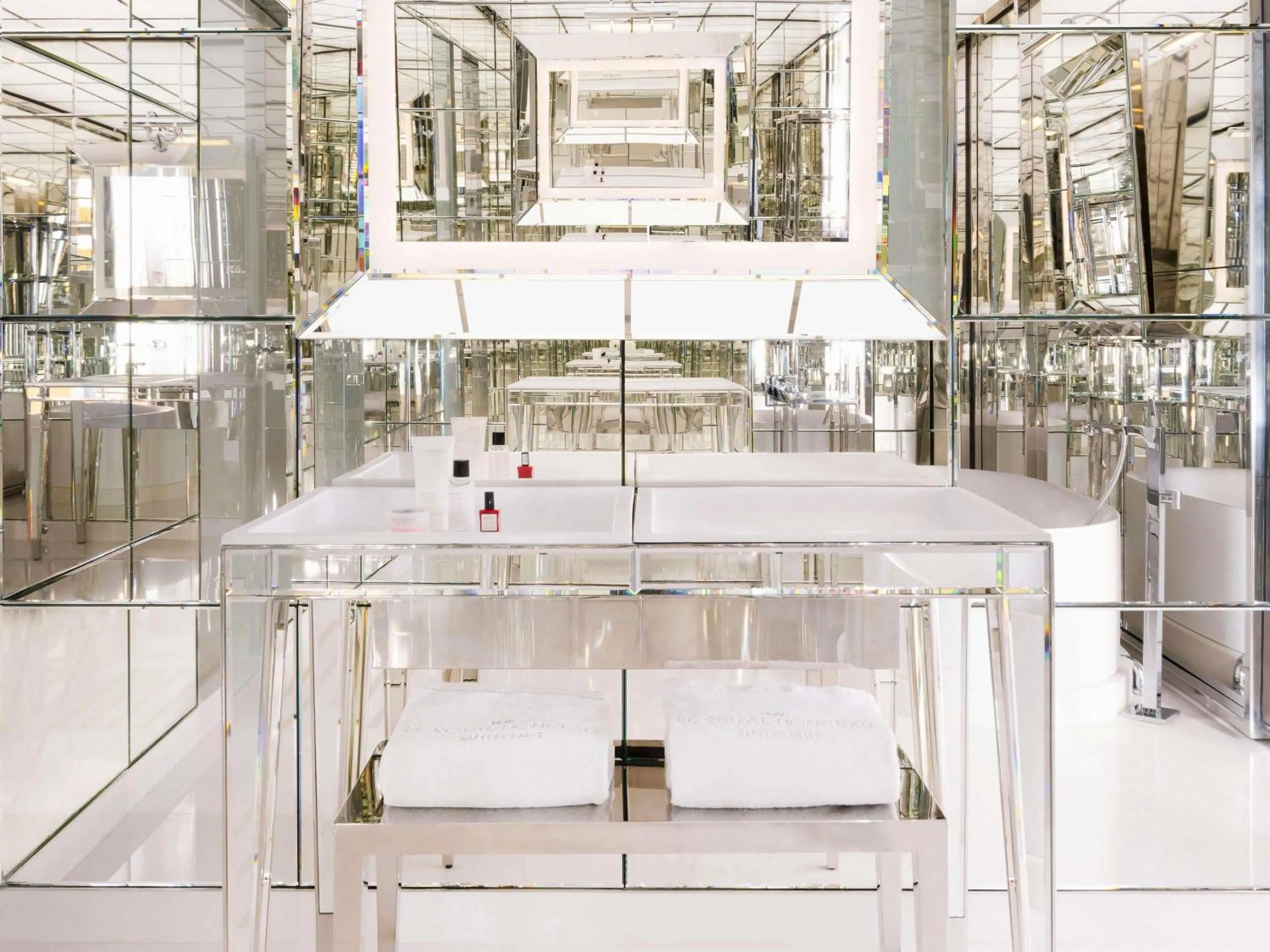 Bedroom in Hôtel Le Royal Monceau Raffles Paris