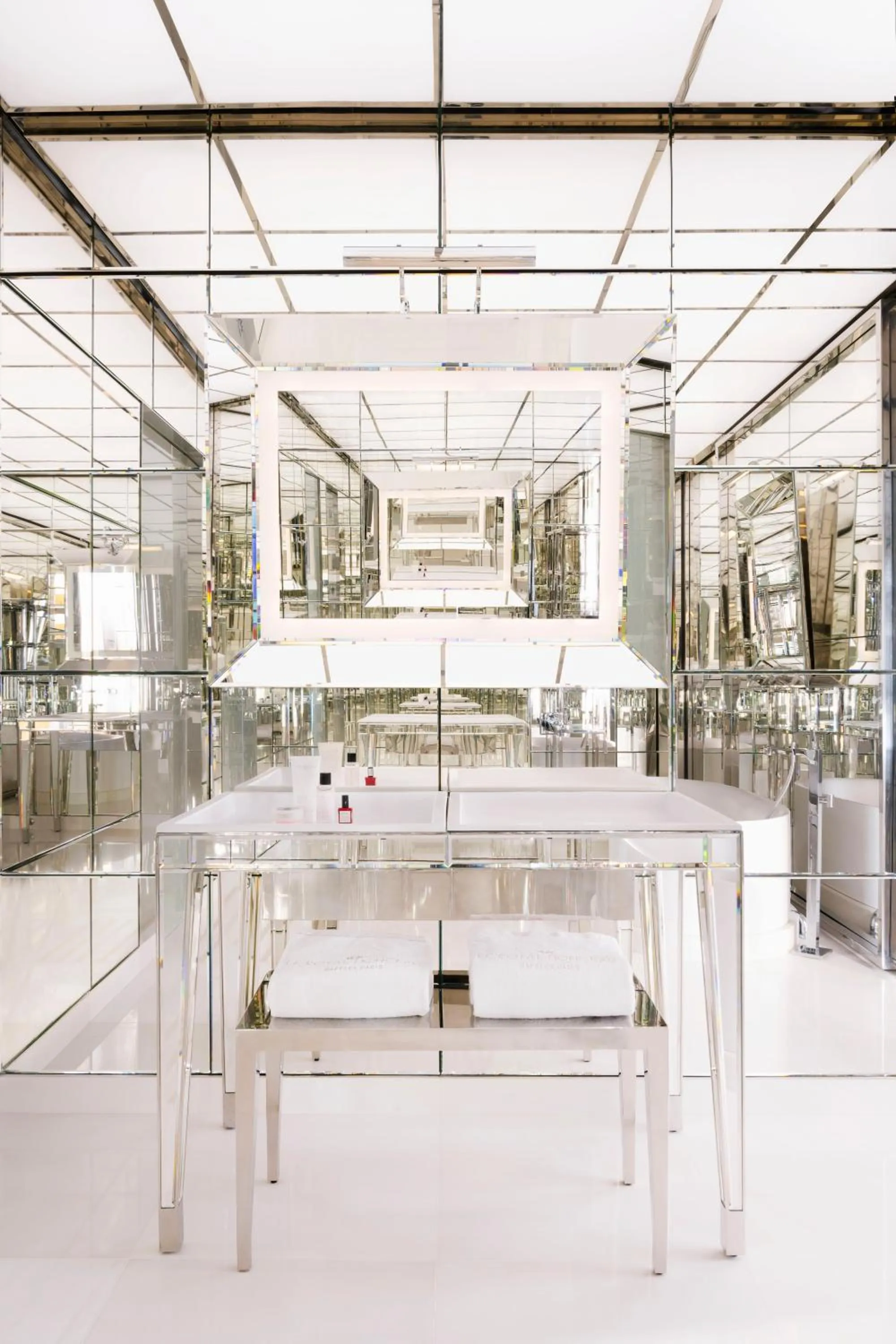 Bathroom in Hôtel Le Royal Monceau Raffles Paris