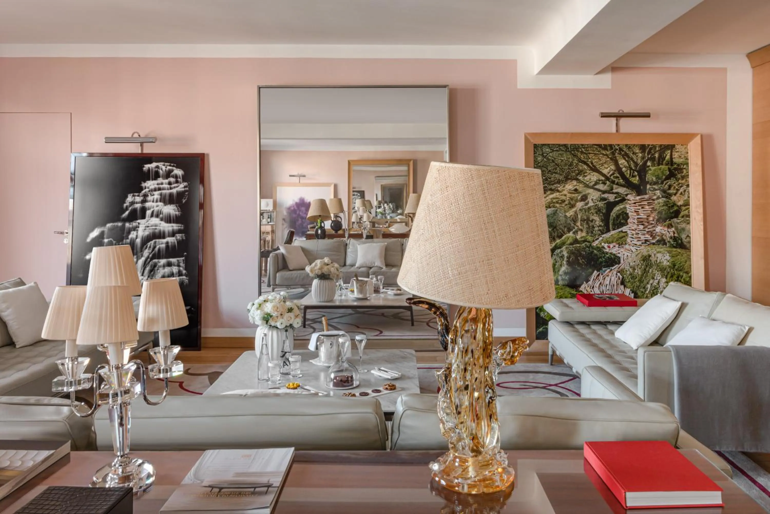 Living room in Hôtel Le Royal Monceau Raffles Paris