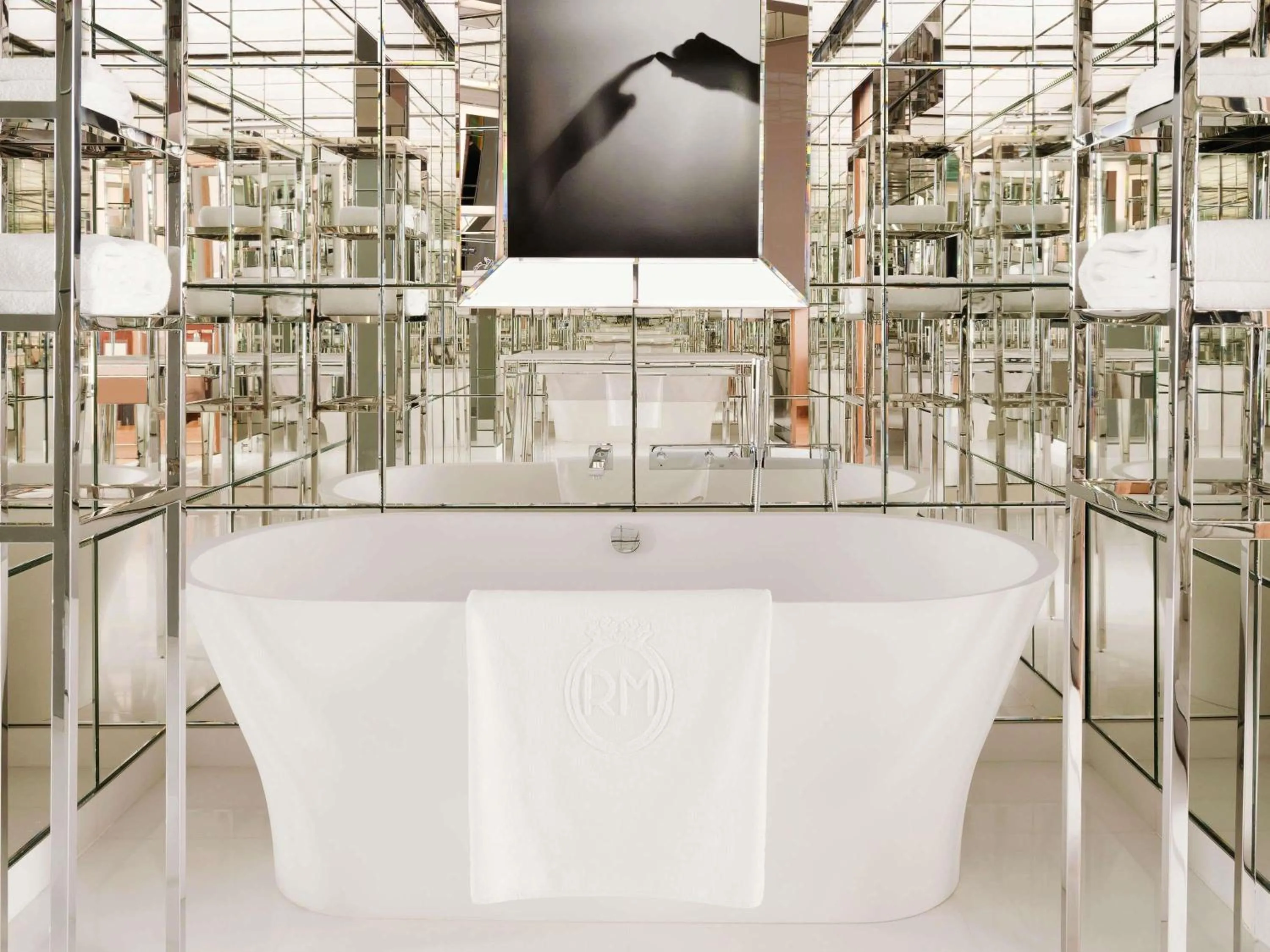 Bedroom in Hôtel Le Royal Monceau Raffles Paris