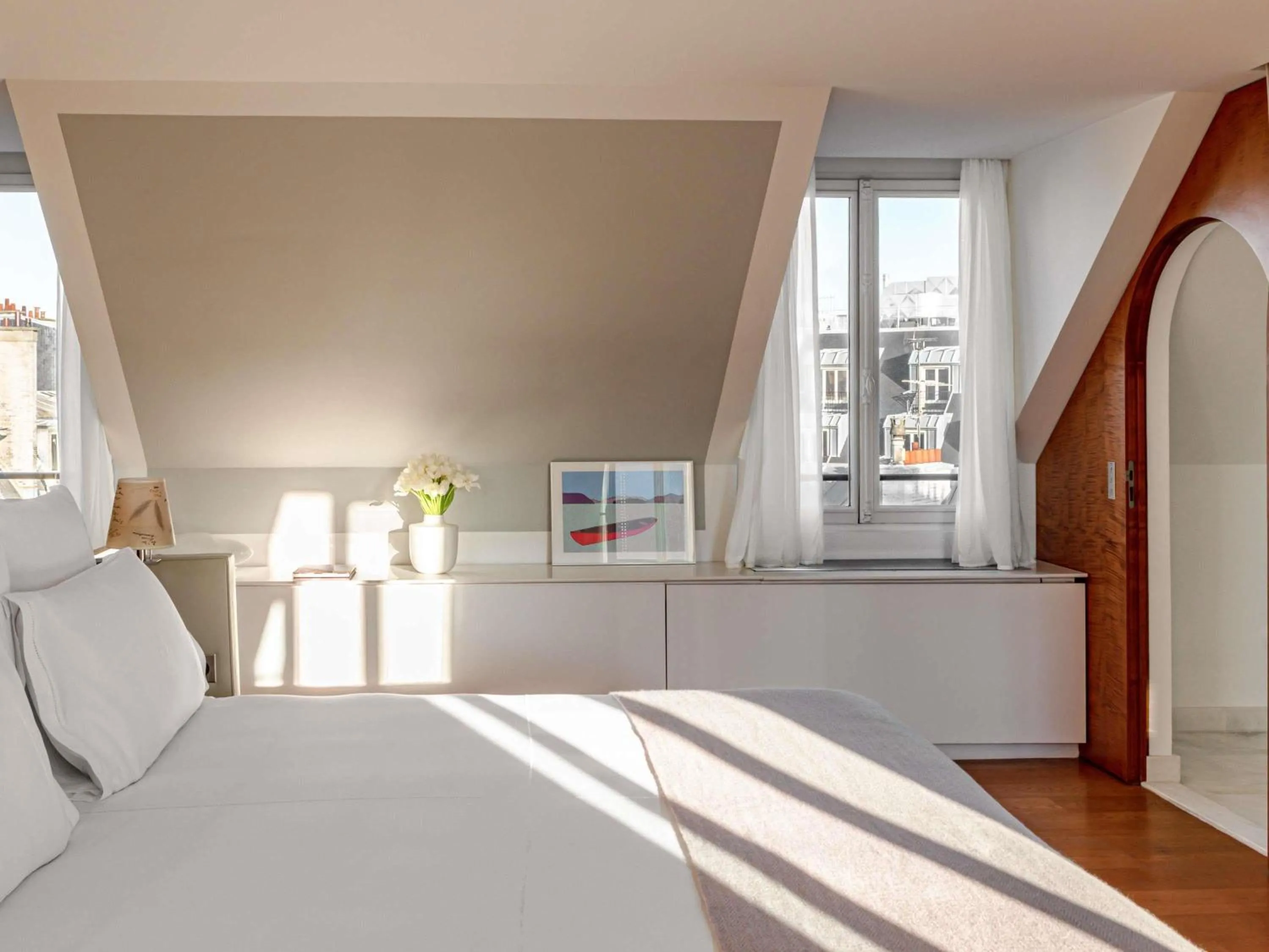 Bedroom, Bed in Hôtel Le Royal Monceau Raffles Paris