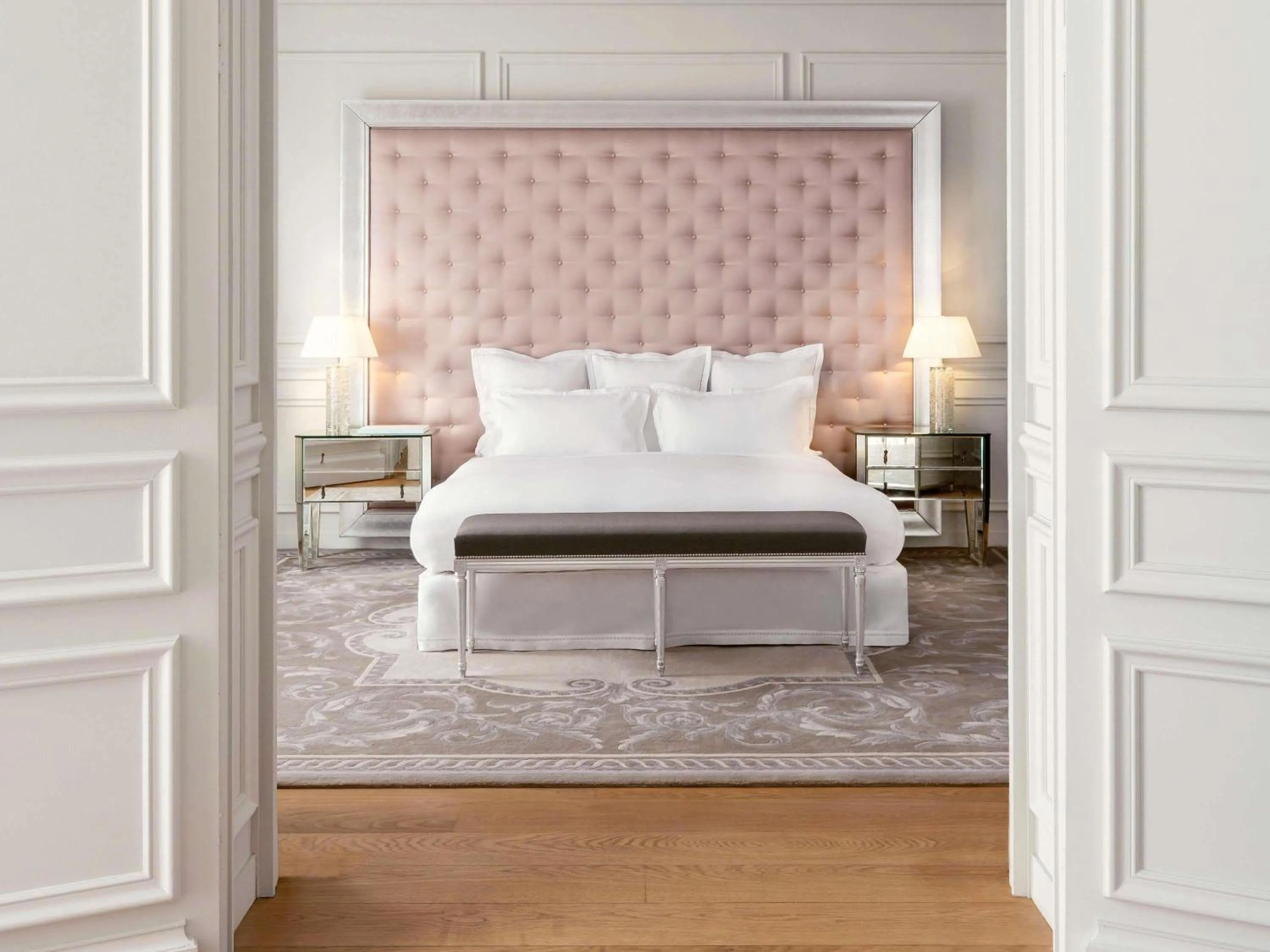 Bedroom, Bed in Hôtel Le Royal Monceau Raffles Paris