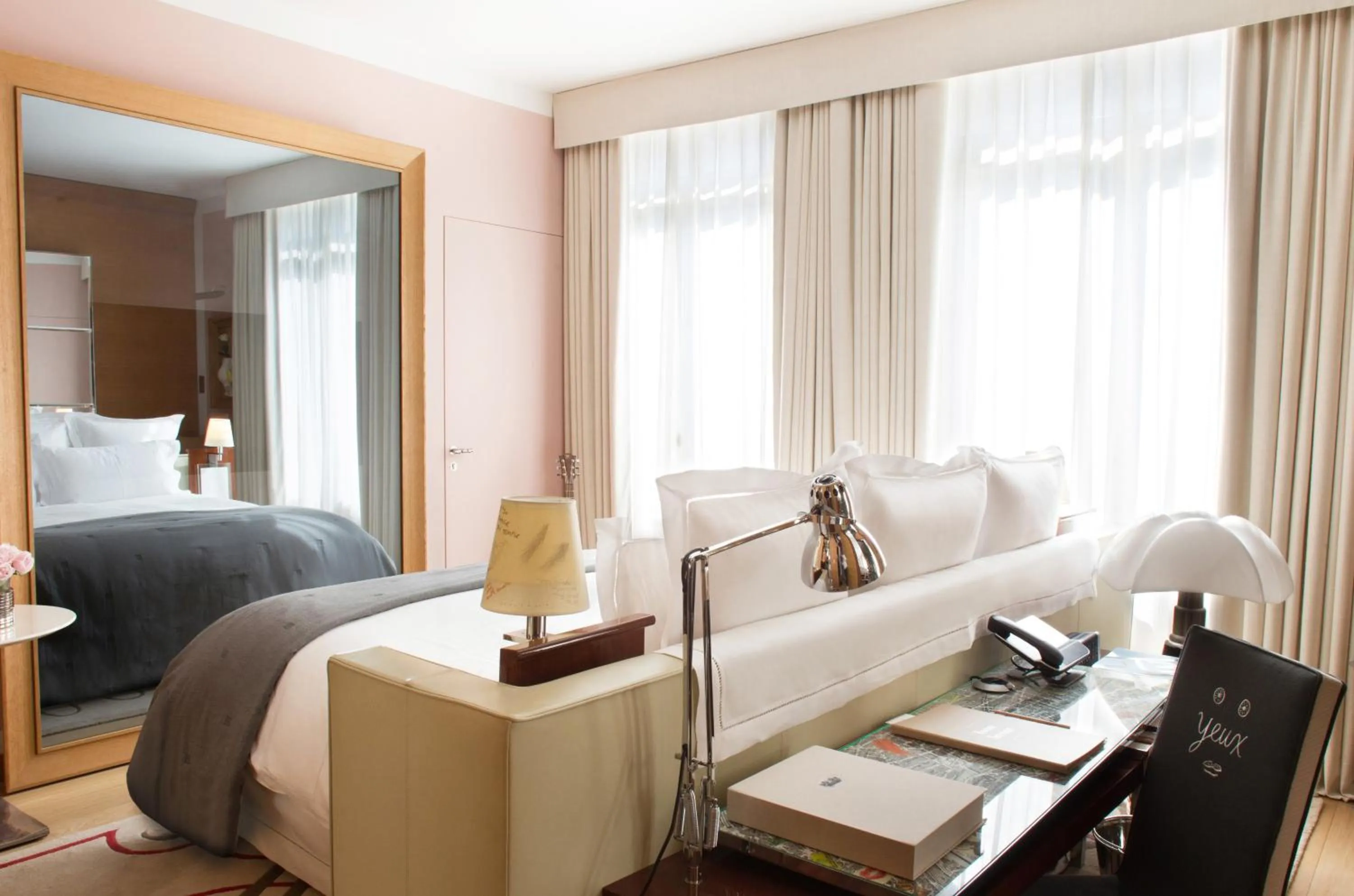 Bed in Hôtel Le Royal Monceau Raffles Paris