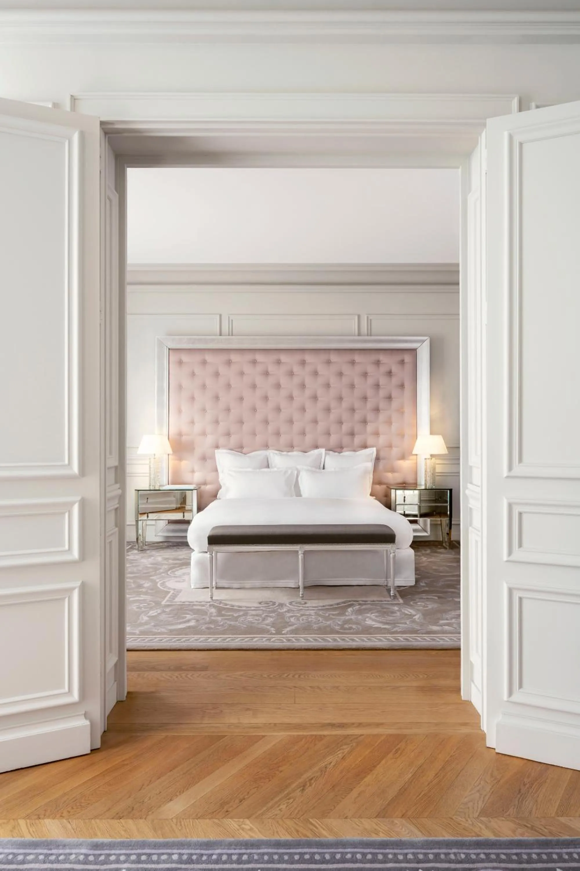 Bedroom, Bed in Hôtel Le Royal Monceau Raffles Paris