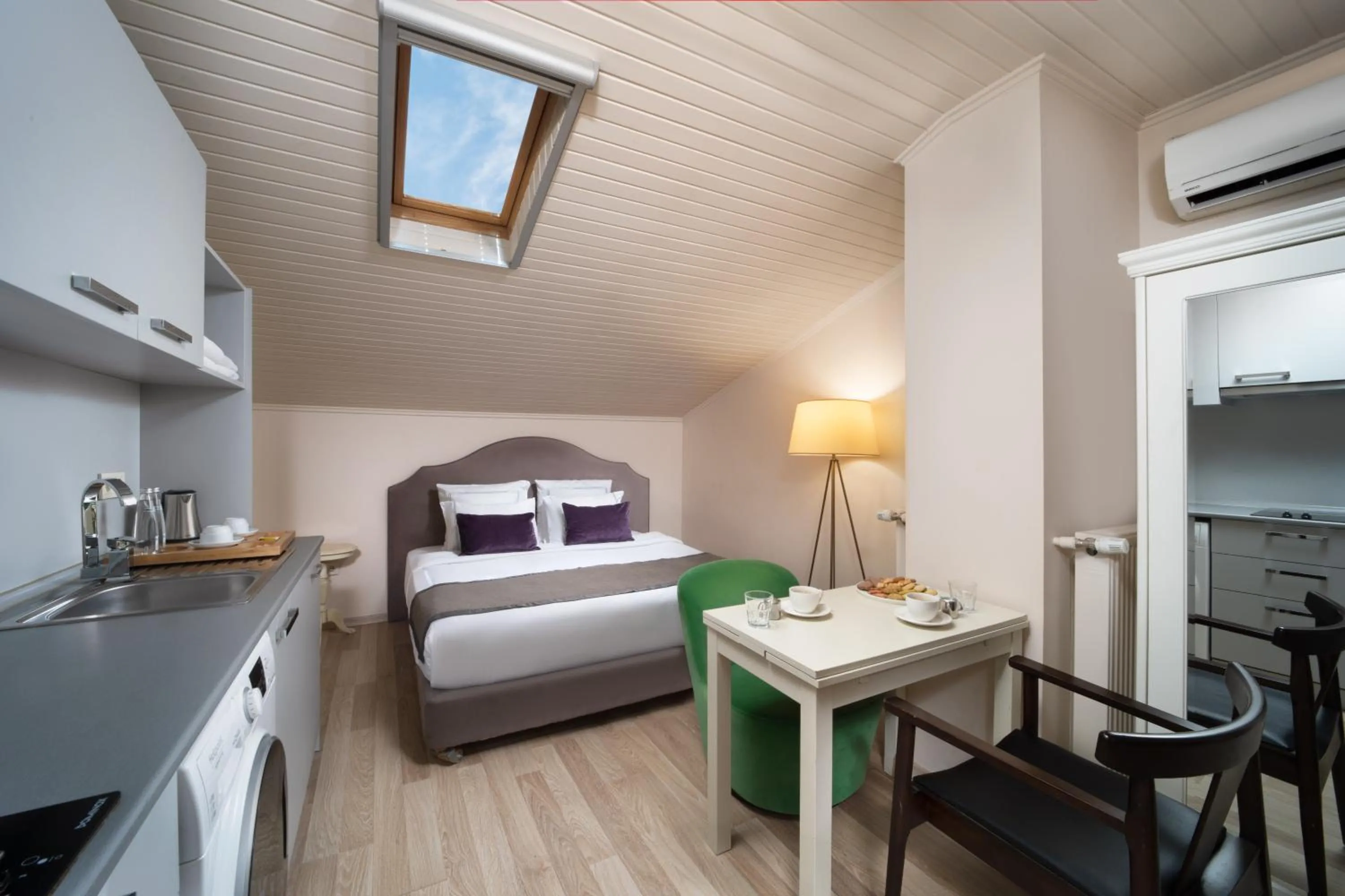 Kitchen or kitchenette, Bed in Meroddi Galata Flats