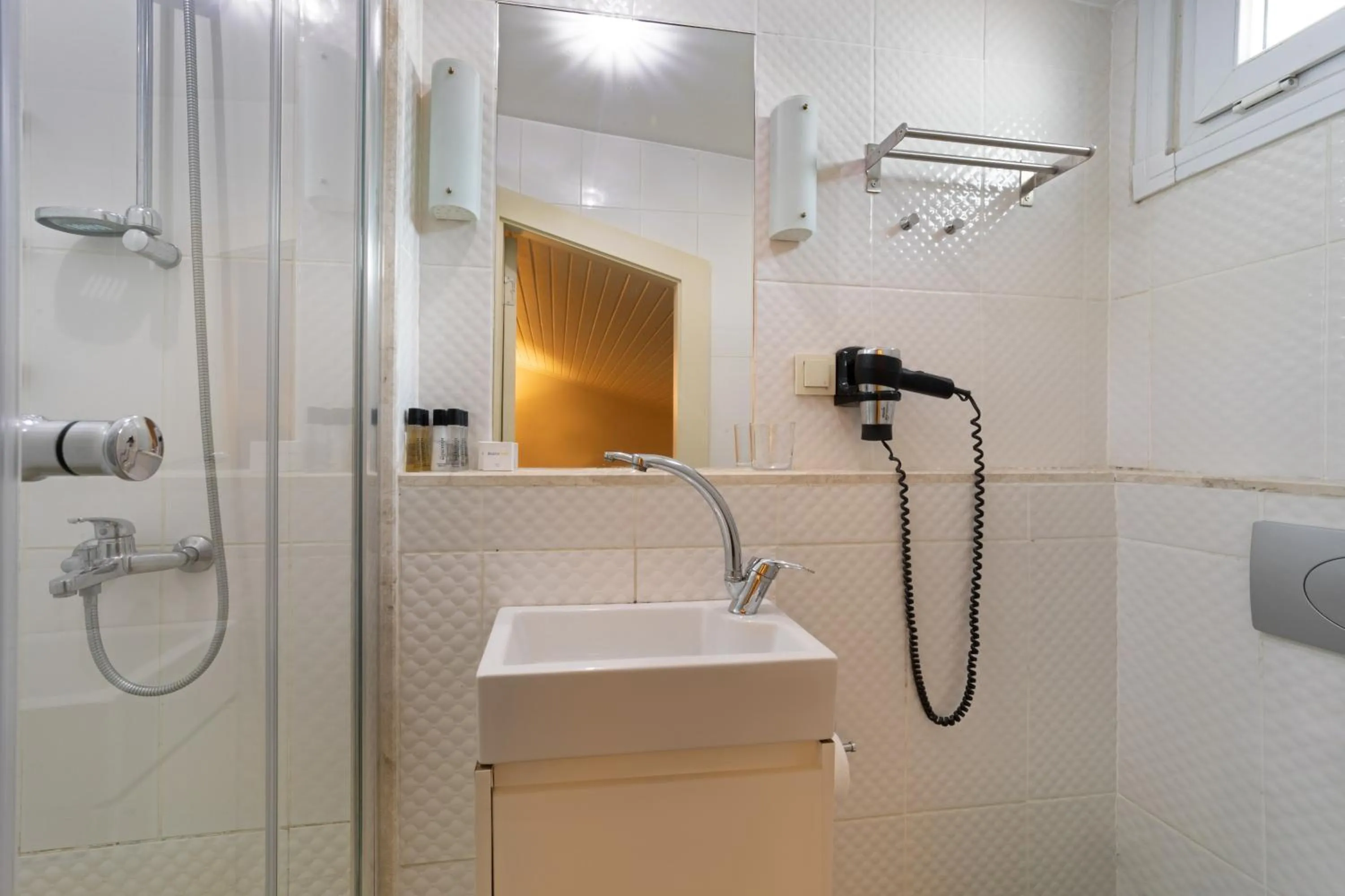 Shower in Meroddi Galata Flats