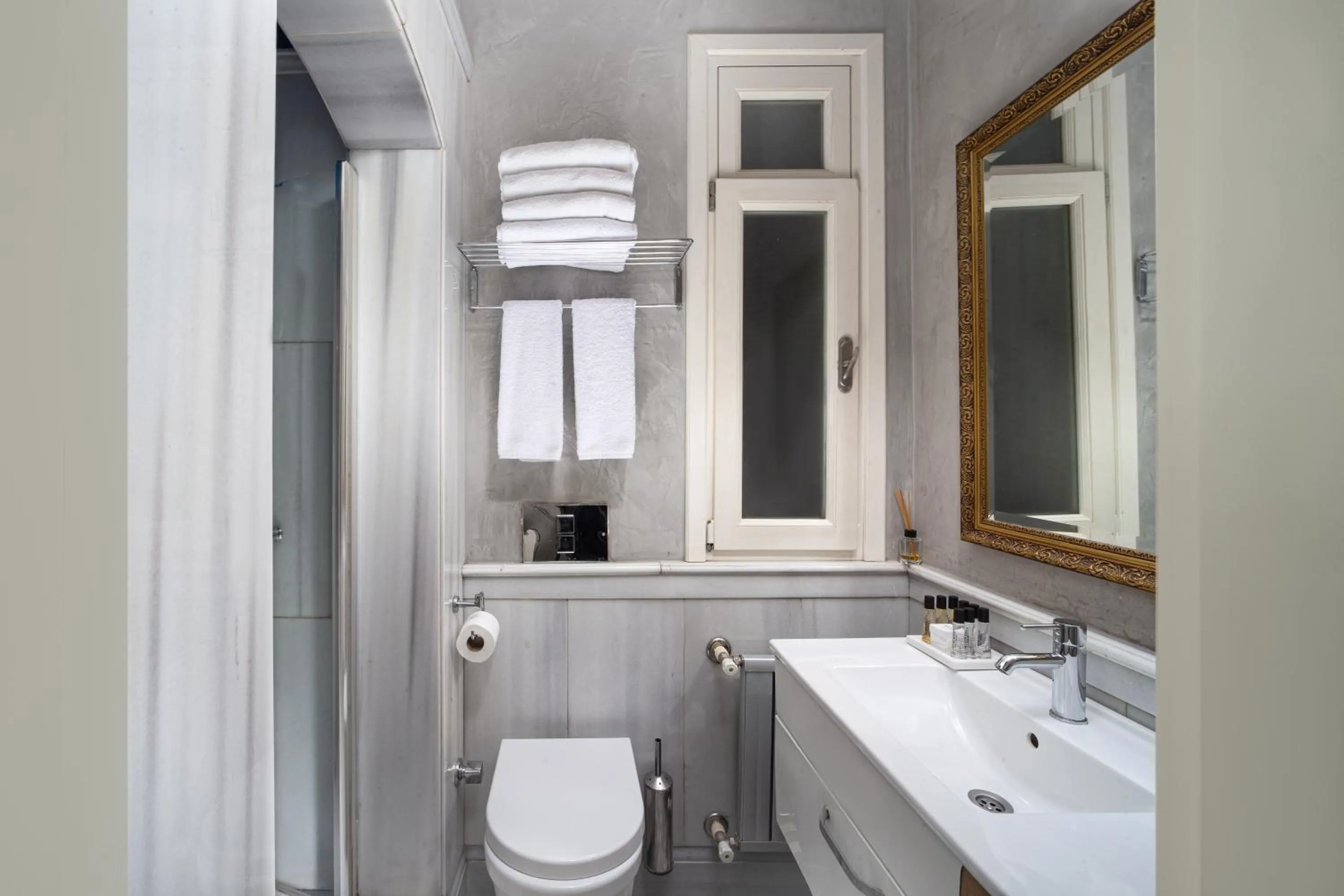 Bathroom in Meroddi Galata Flats