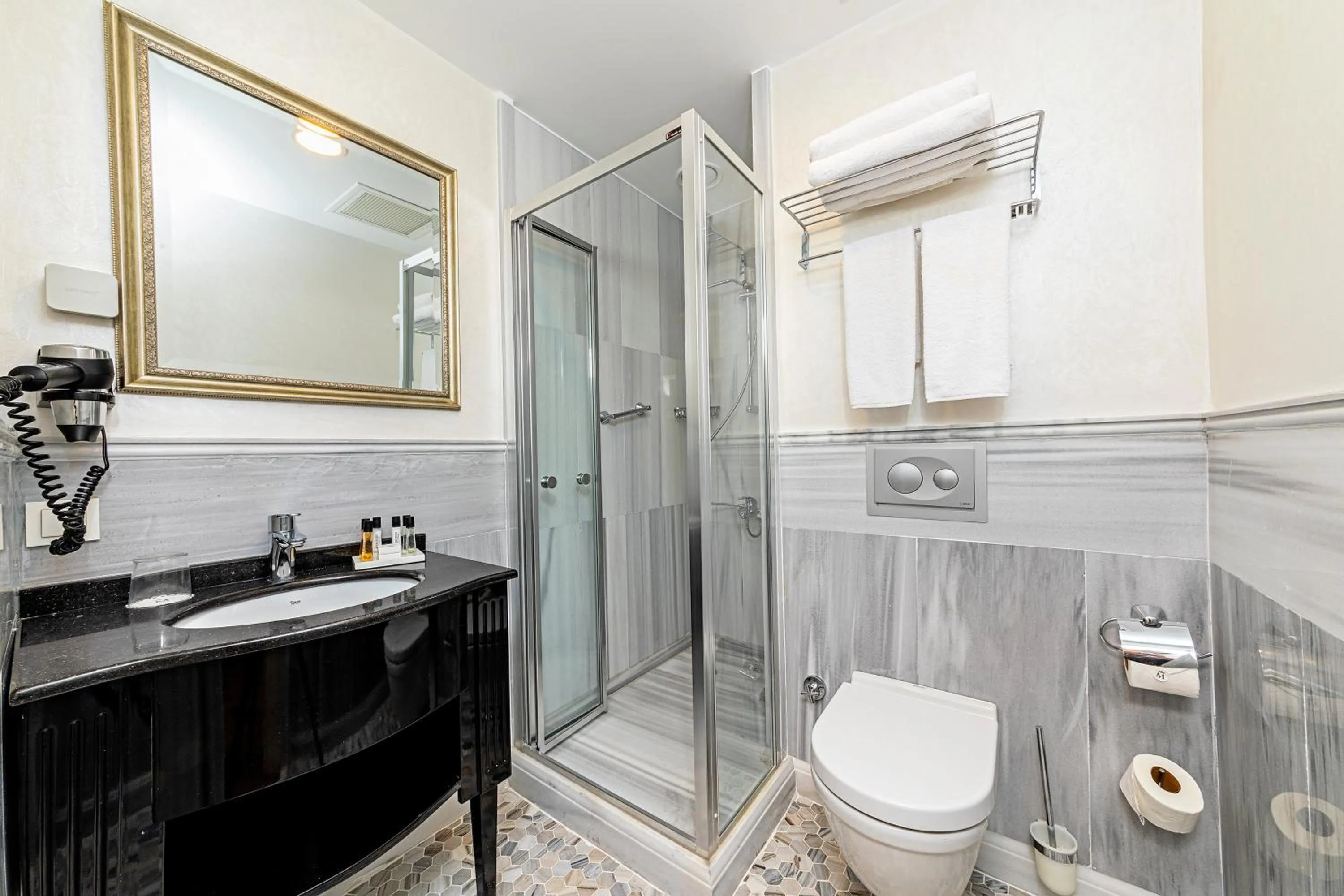 Bathroom in Meroddi Galata Flats