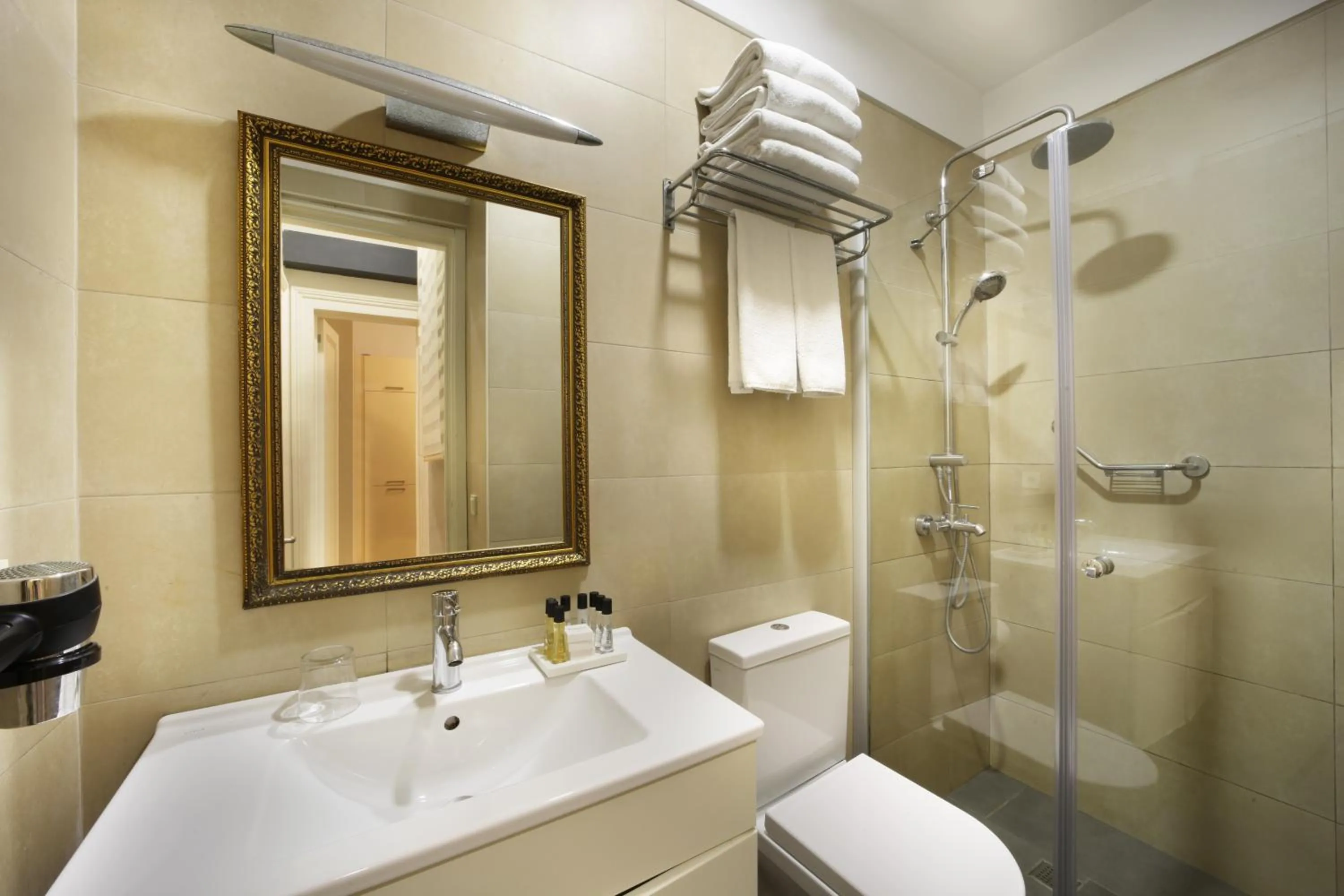 Shower in Meroddi Galata Flats