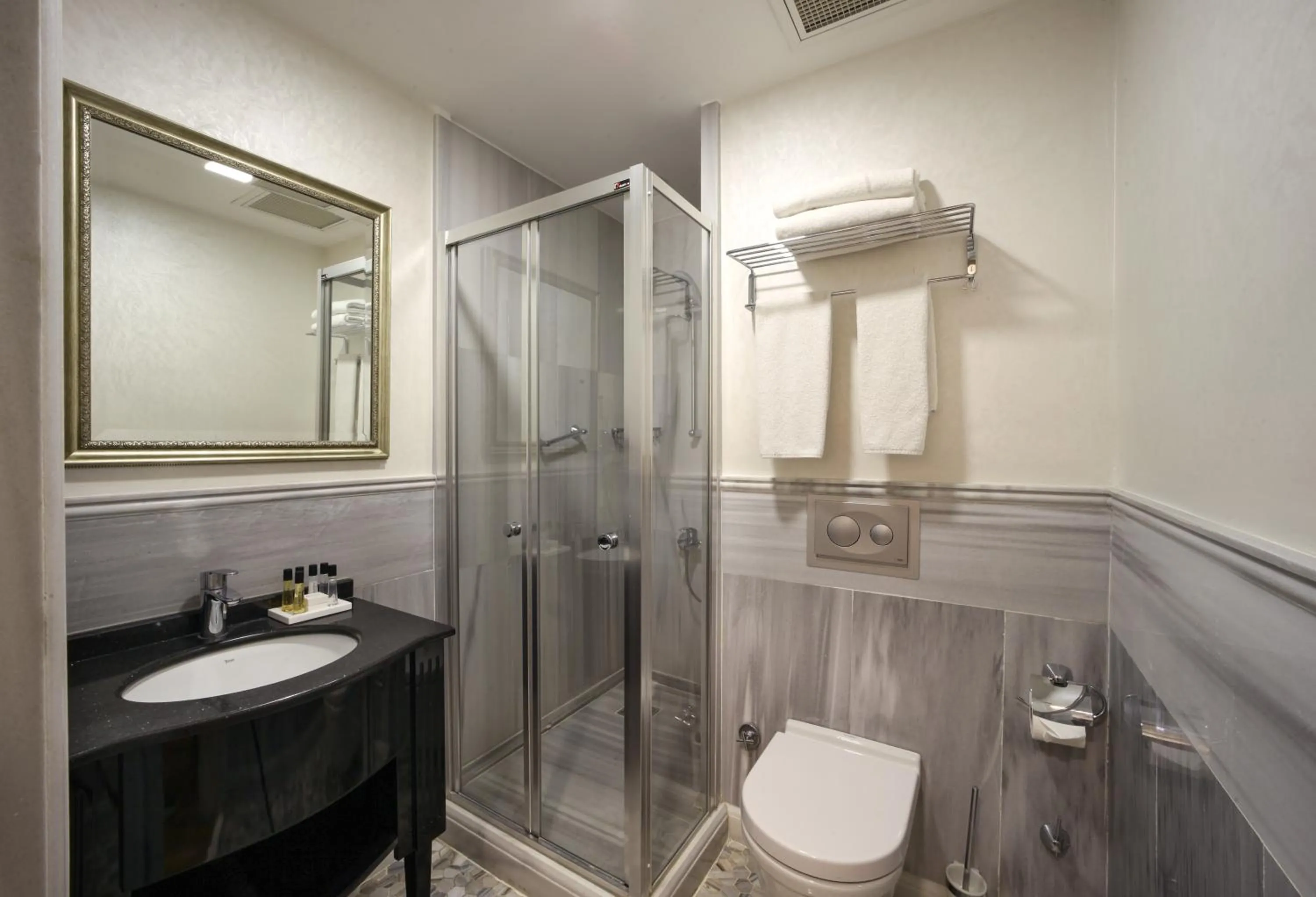 Bathroom in Meroddi Galata Flats
