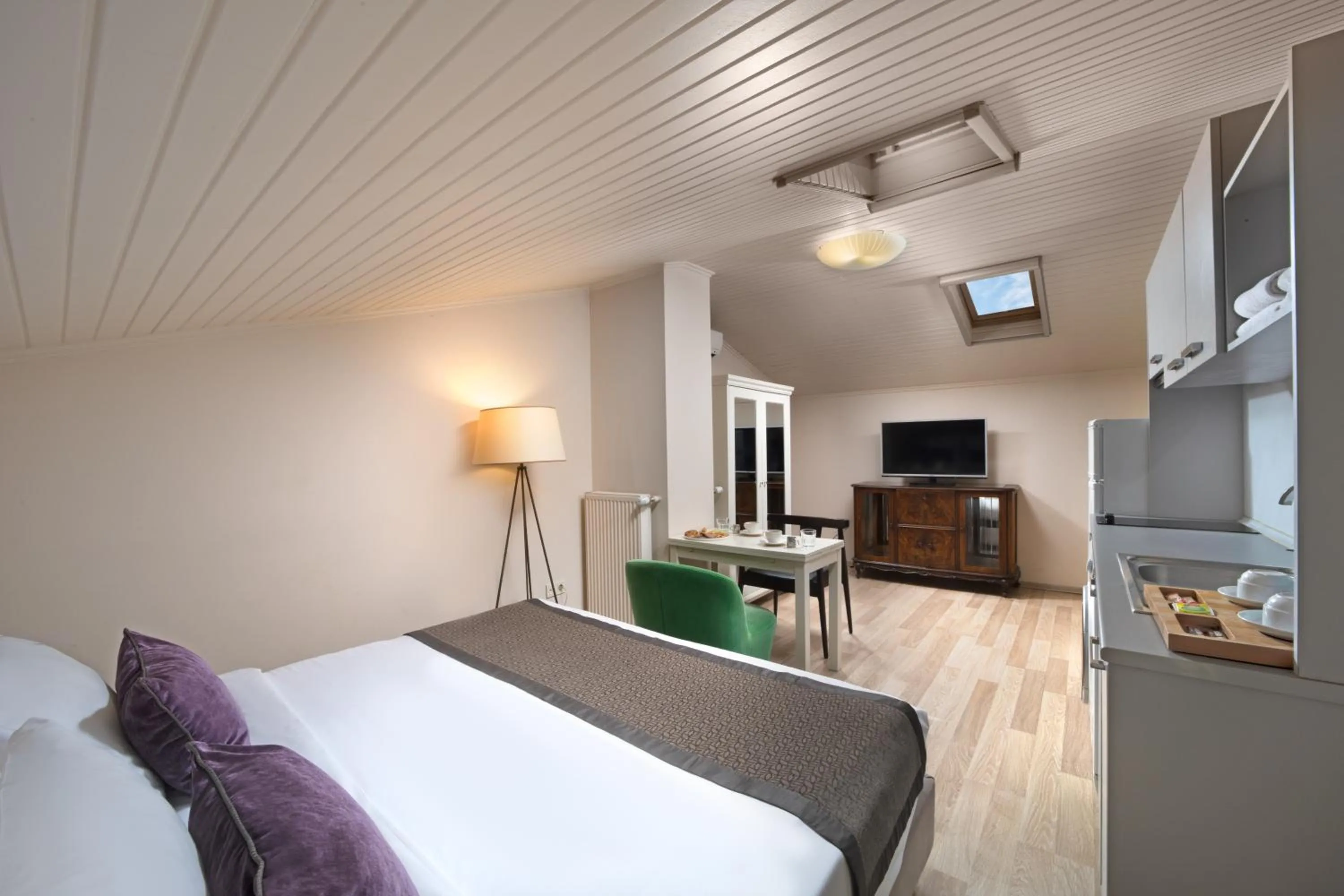 Kitchen or kitchenette, Bed in Meroddi Galata Flats