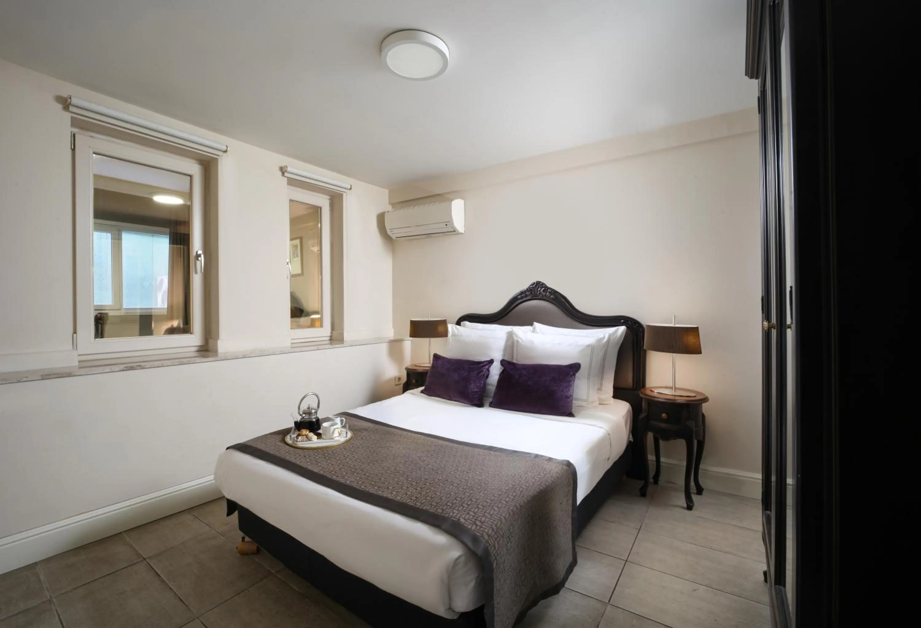 Bed in Meroddi Galata Flats