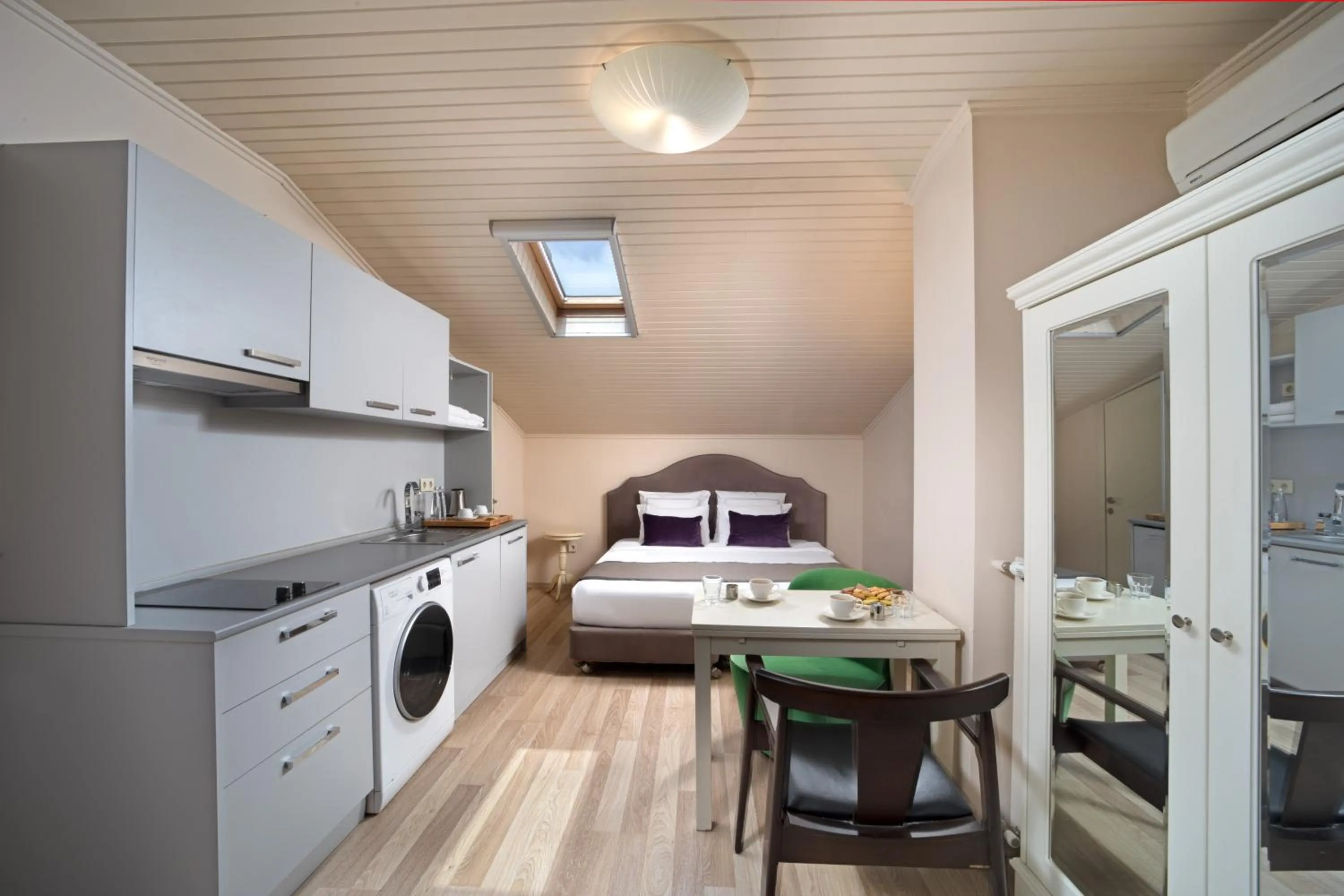Dining area, Bed in Meroddi Galata Flats