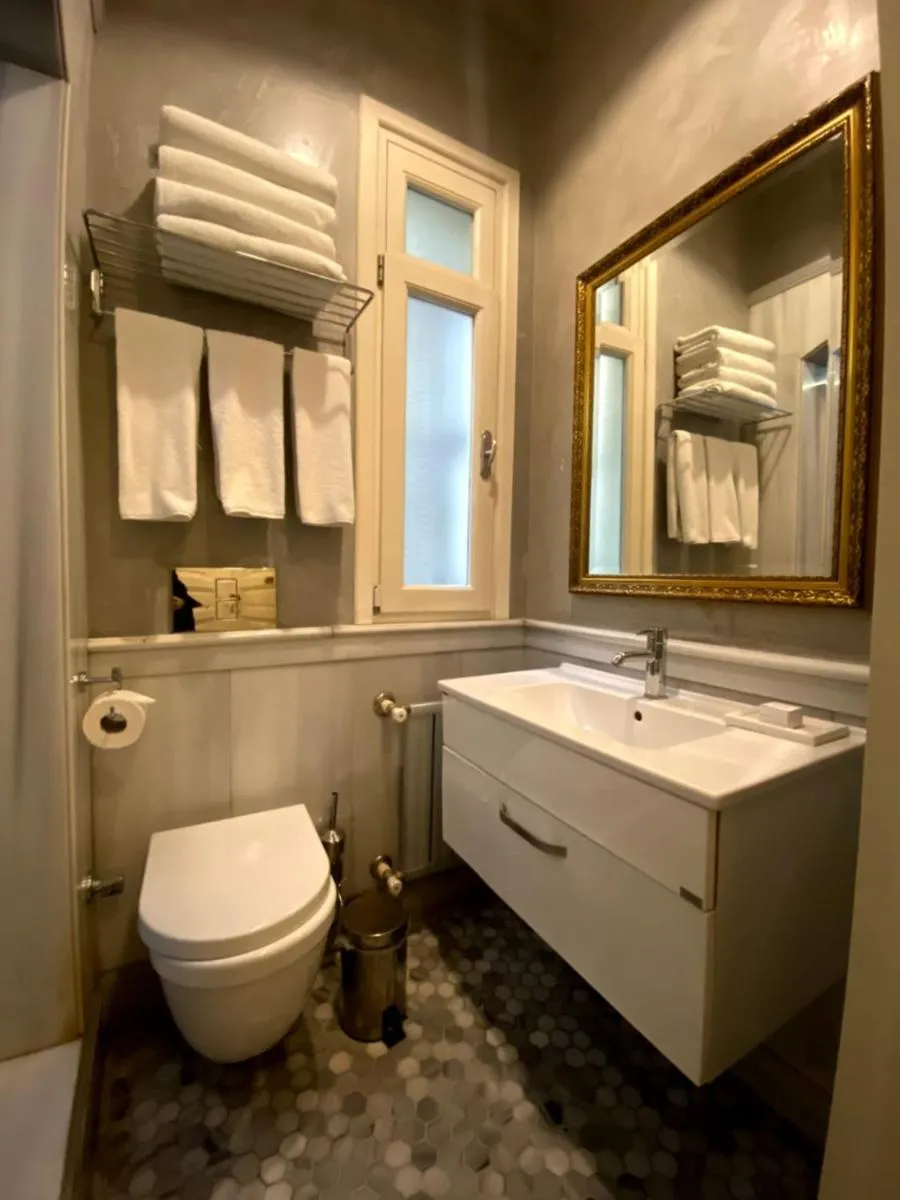 Bathroom in Meroddi Galata Flats