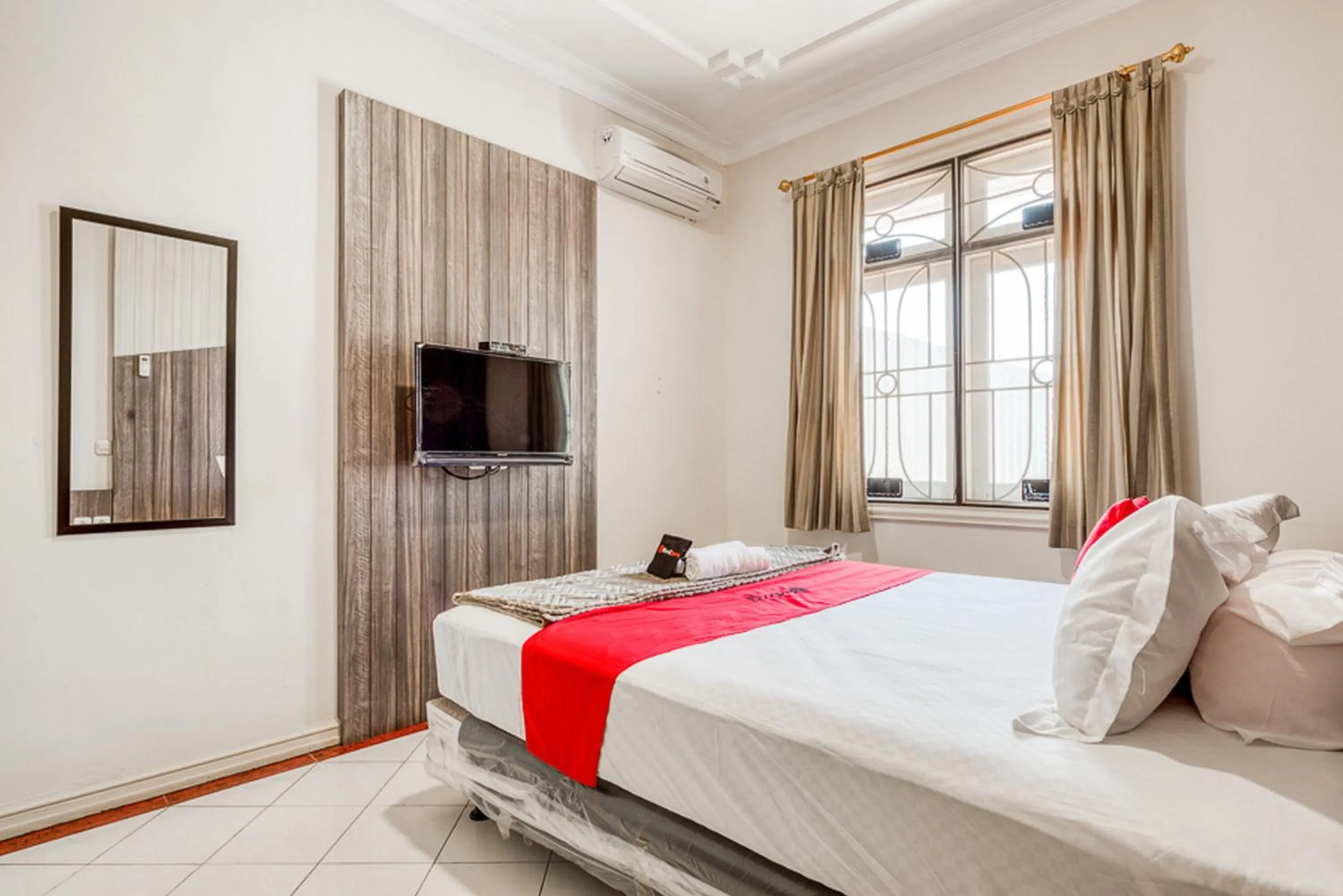 Bedroom, Bed in RedDoorz near UNTAG Surabaya