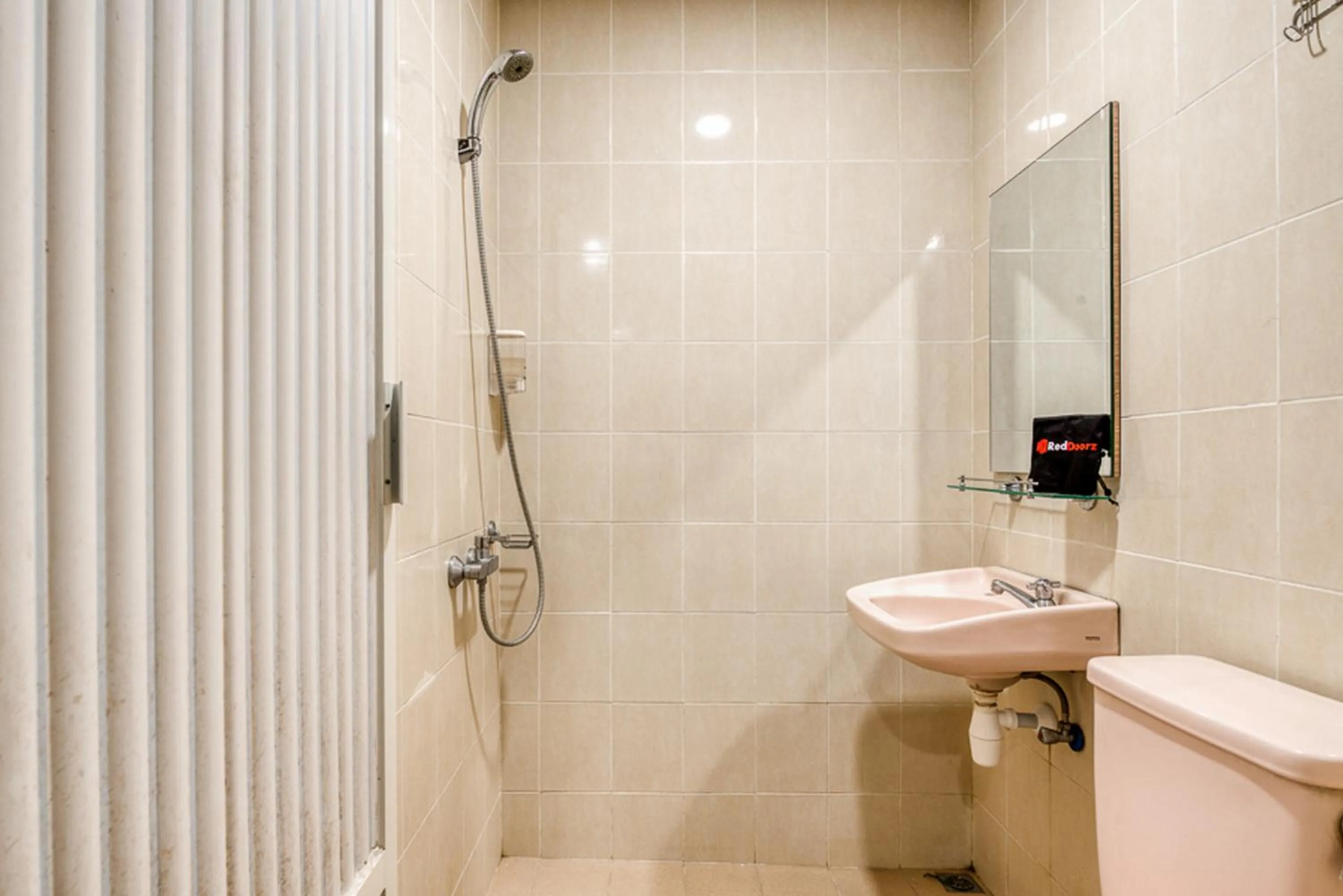 Bathroom in RedDoorz near UNTAG Surabaya