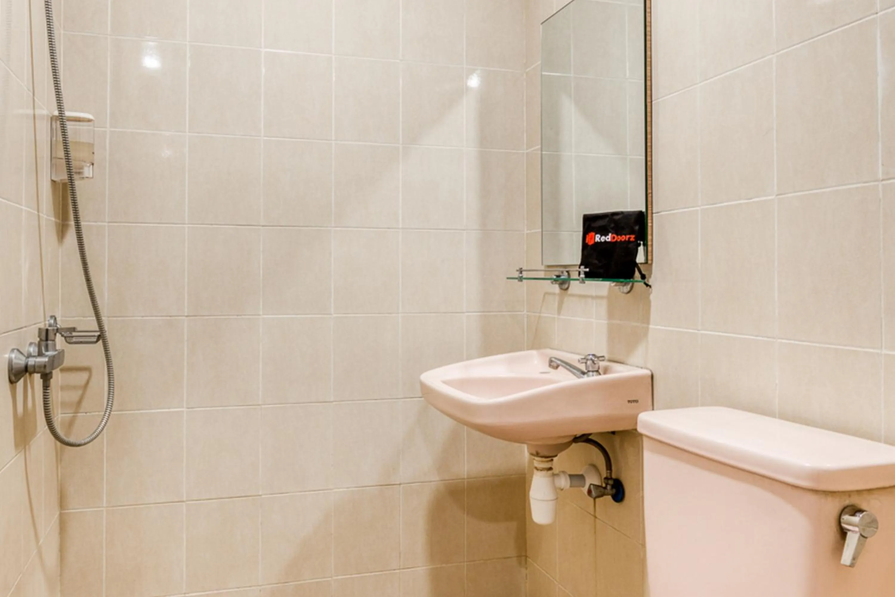 Bathroom in RedDoorz near UNTAG Surabaya