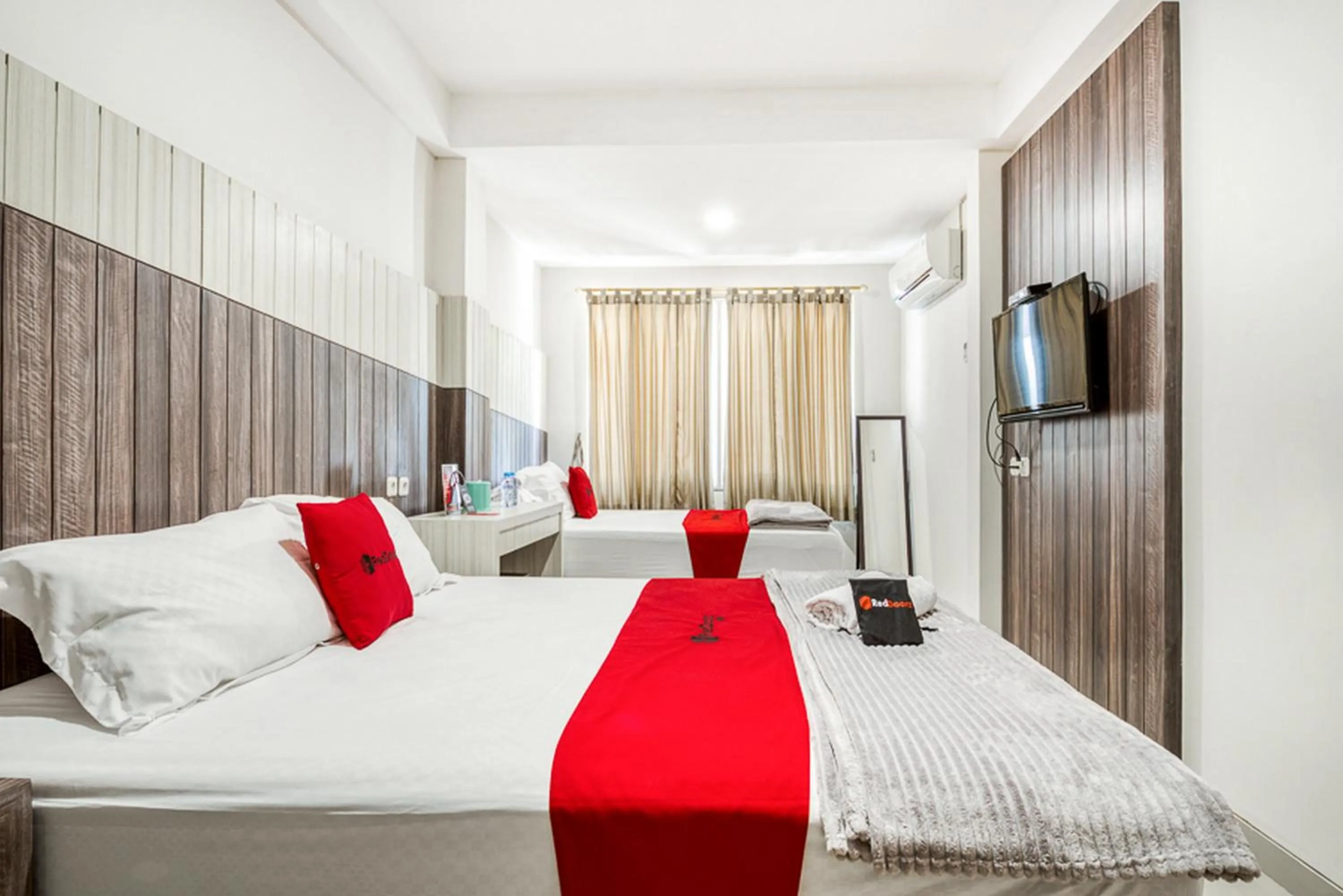 Bedroom, Bed in RedDoorz near UNTAG Surabaya