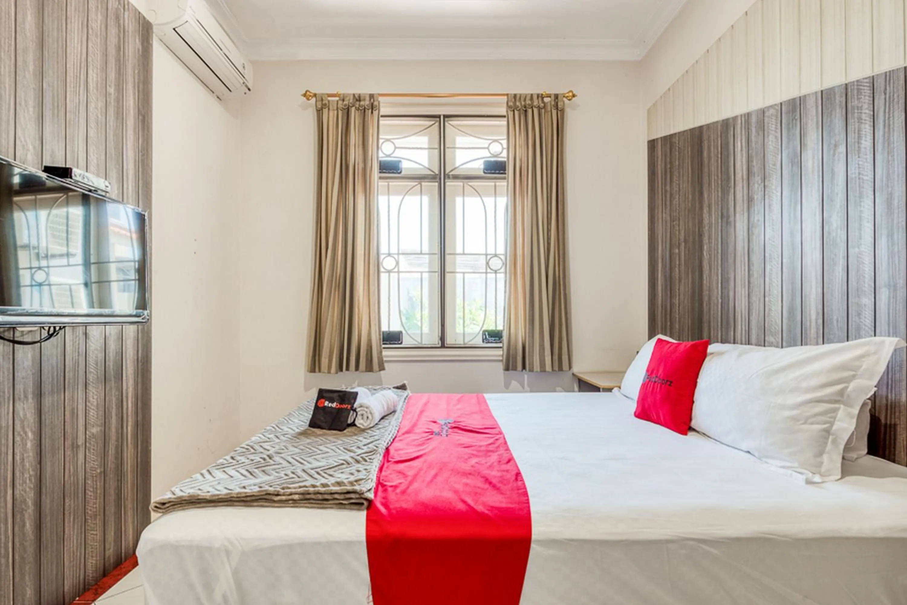 Bedroom, Bed in RedDoorz near UNTAG Surabaya