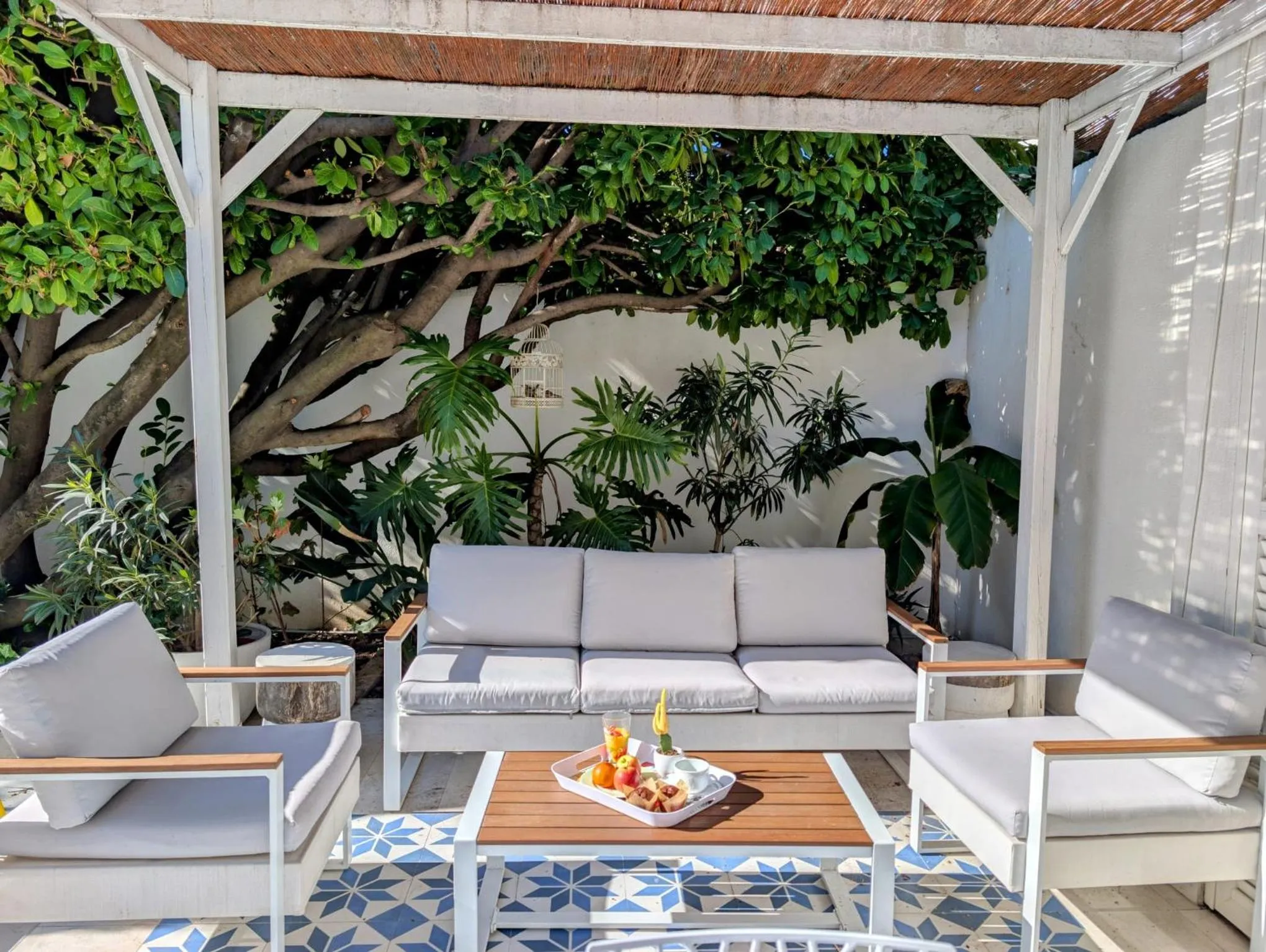 Garden in Hôtel Mademoiselle