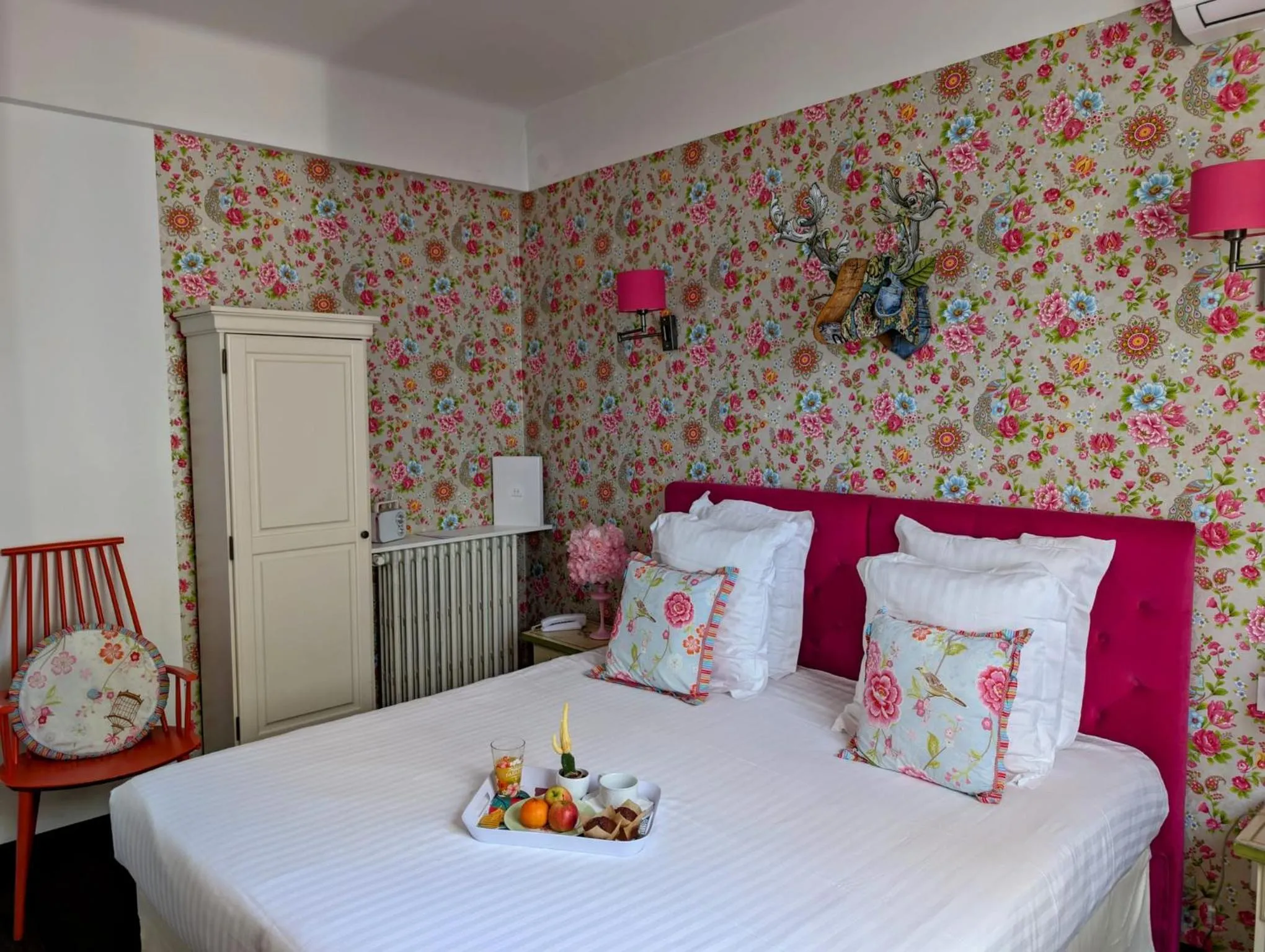 Photo of the whole room, Bed in Hôtel Mademoiselle