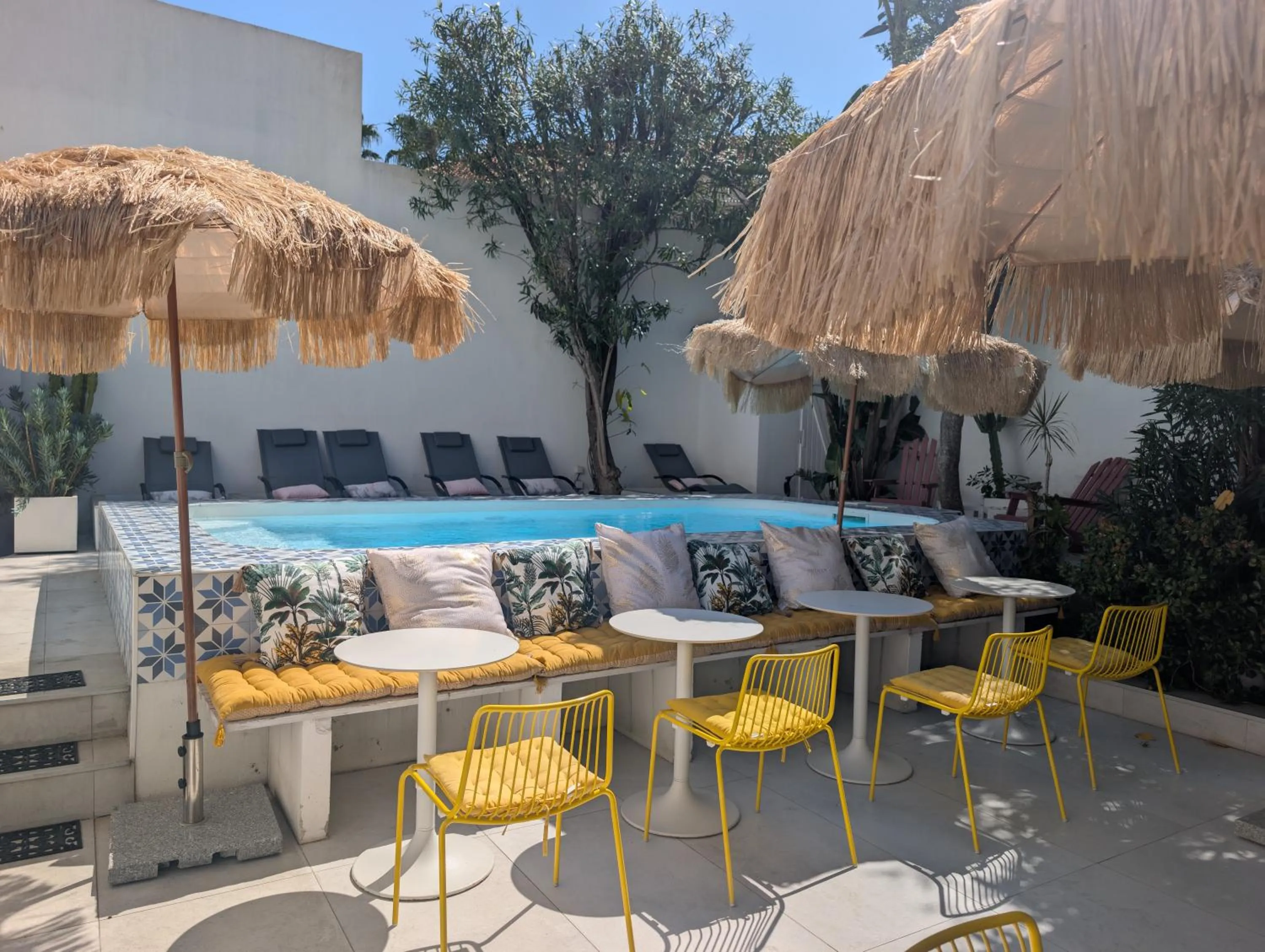 Patio in Hôtel Mademoiselle