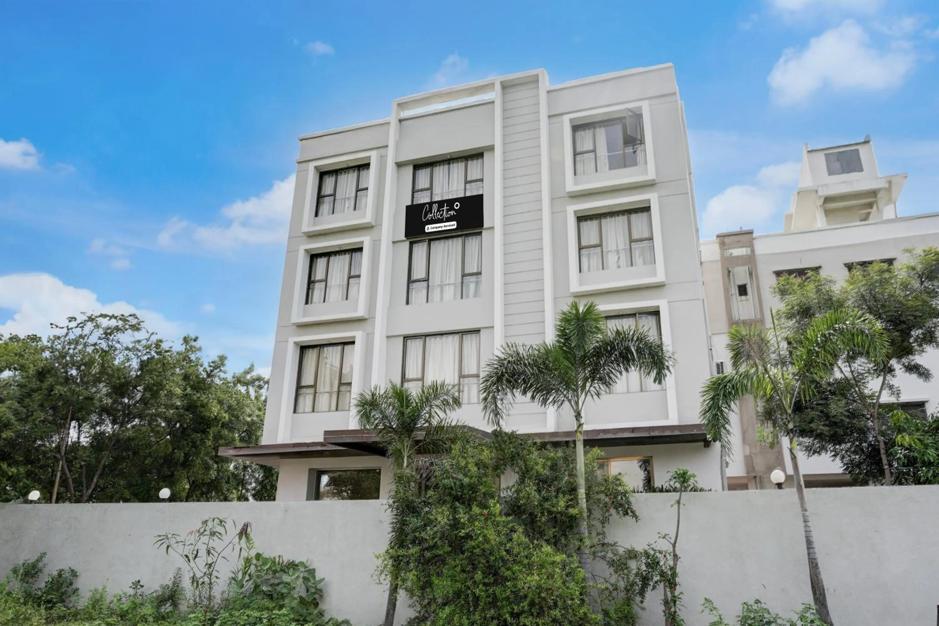 Facade/entrance in Collection O Shirdi