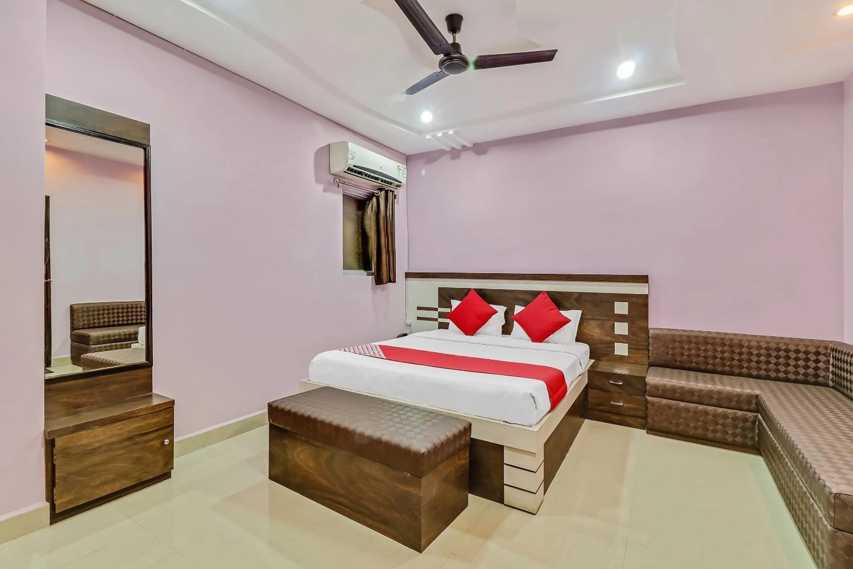 Bedroom, Bed in Hotel O Royal