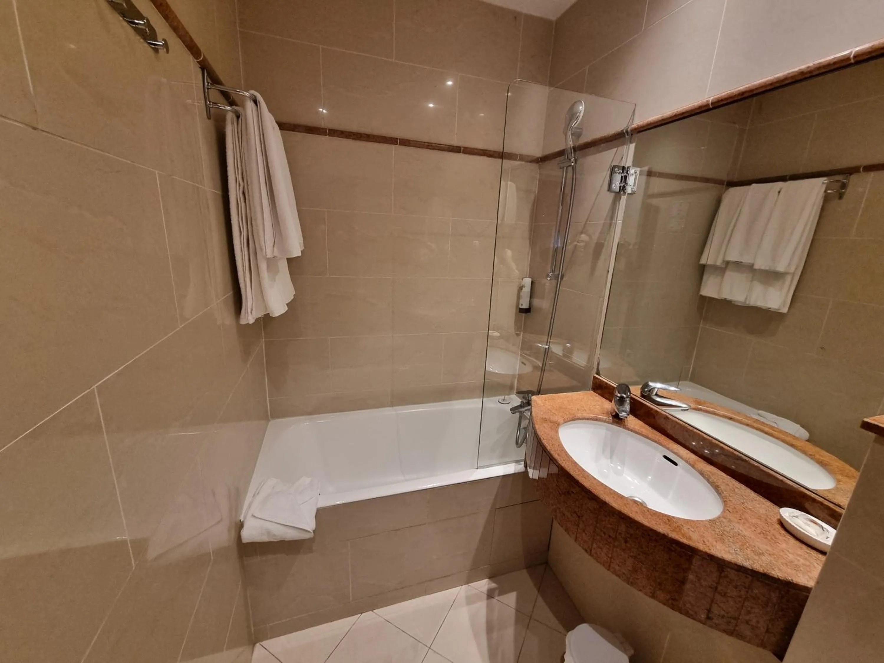 Bath in Hôtel France Eiffel