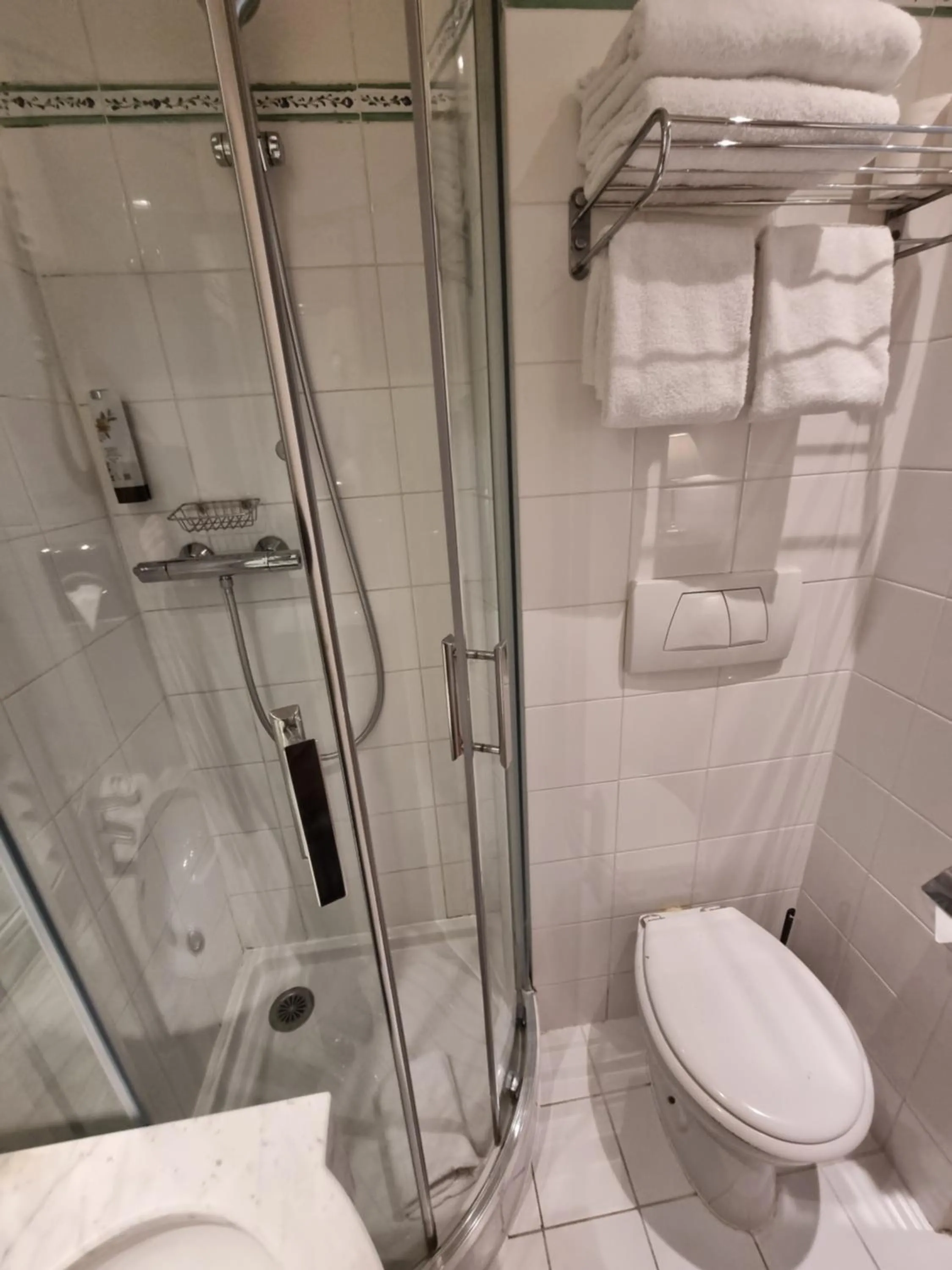 Bathroom in Hôtel France Eiffel