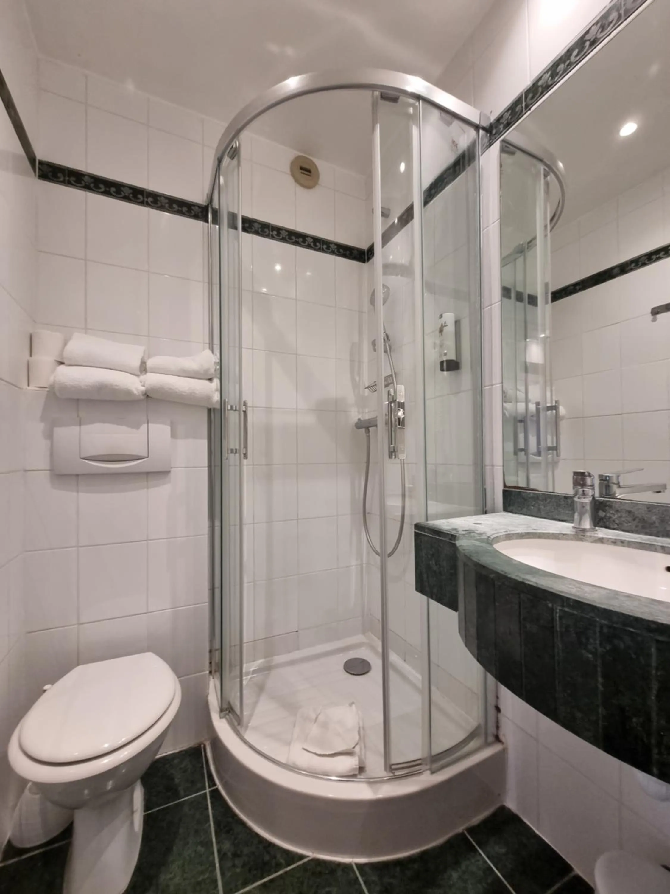 Shower in Hôtel France Eiffel