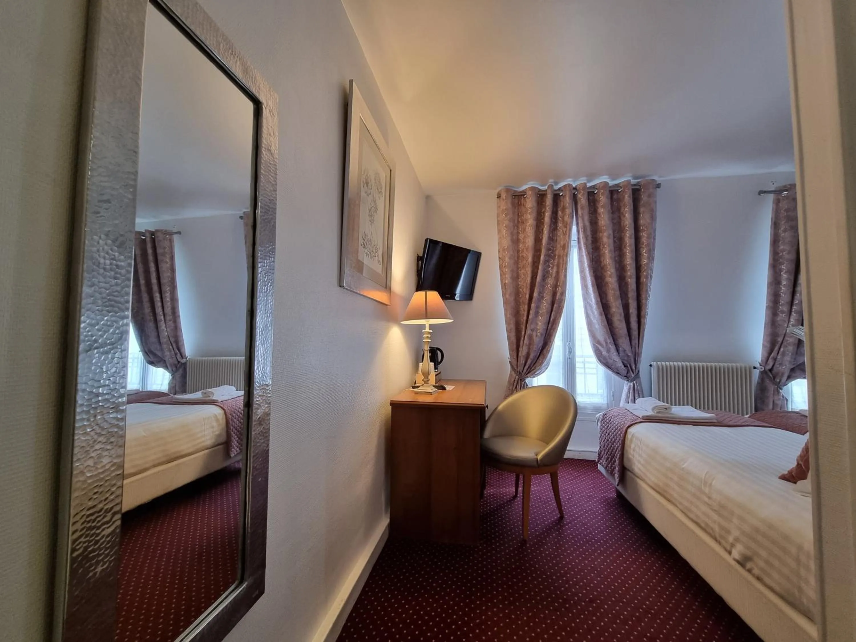 Bedroom, Bed in Hôtel France Eiffel