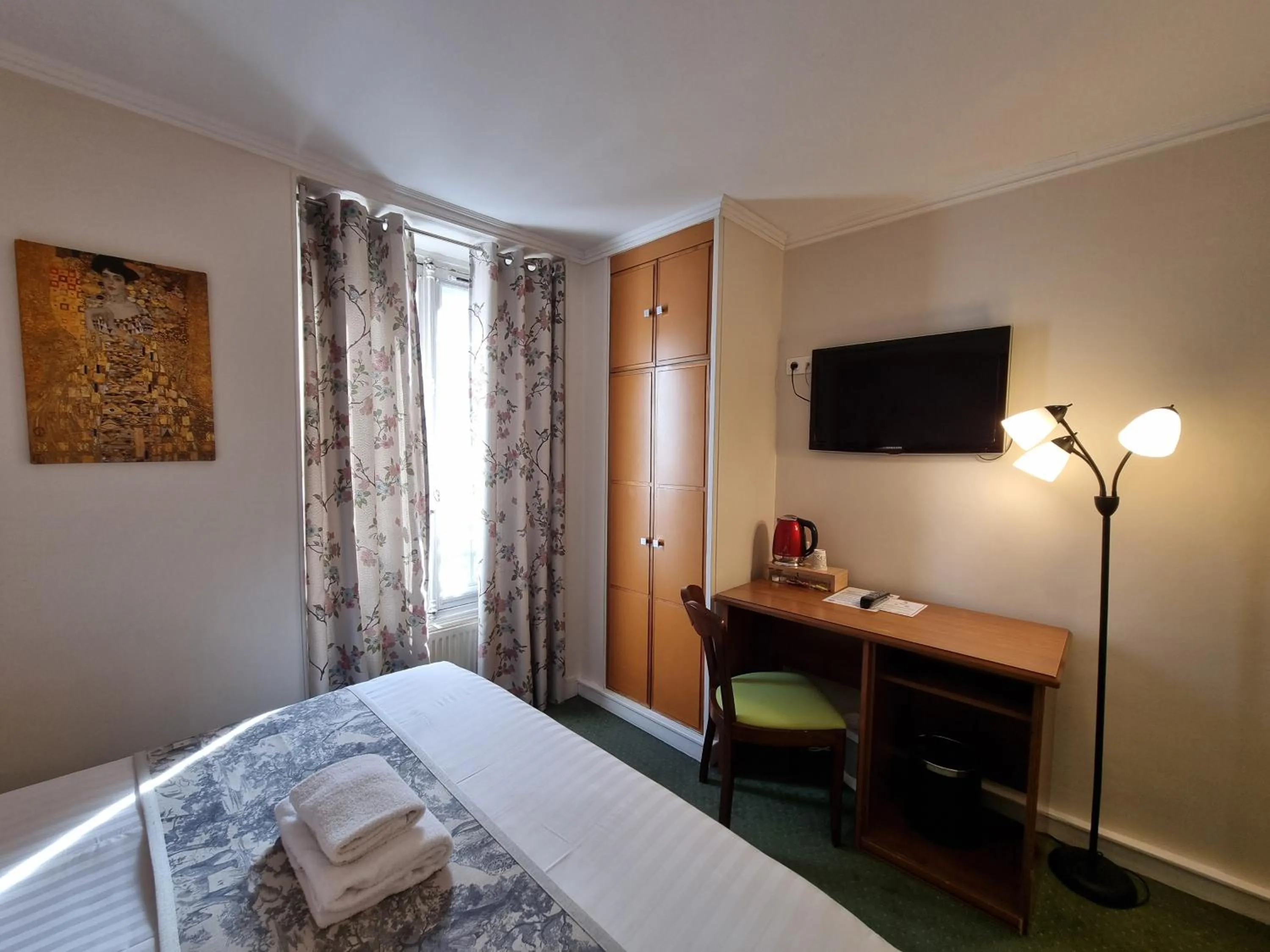 Bedroom, Bed in Hôtel France Eiffel