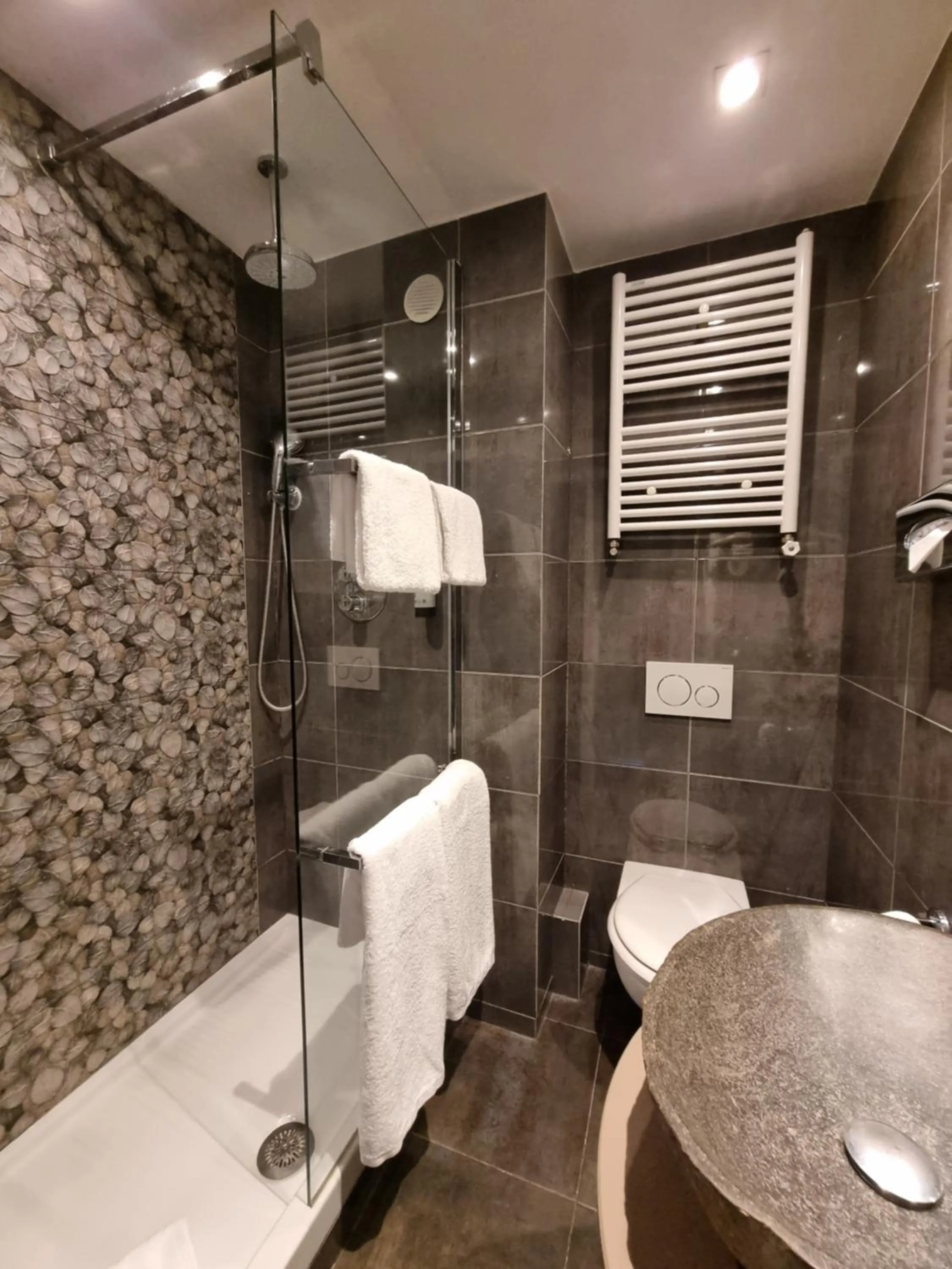 Shower in Hôtel France Eiffel