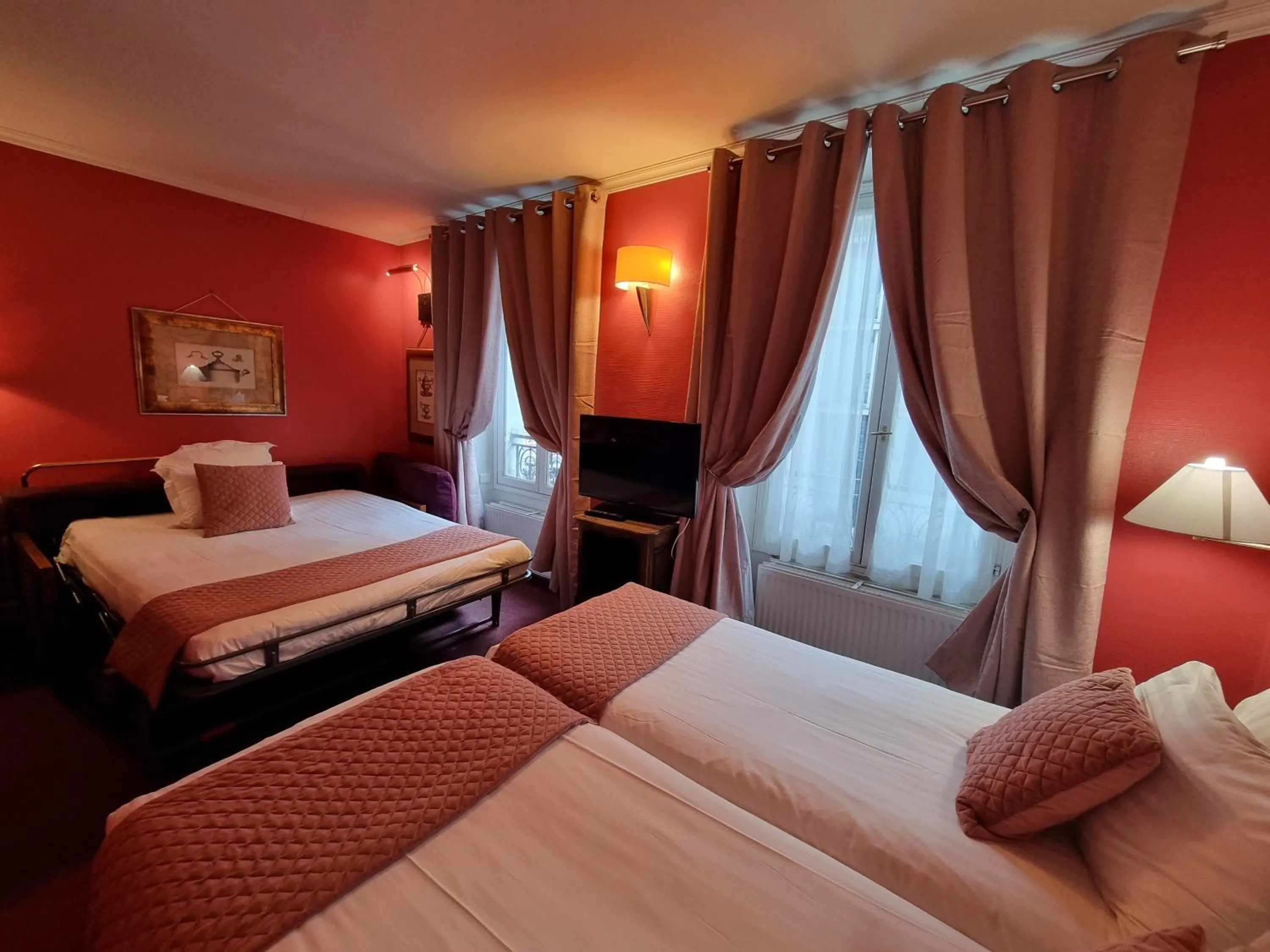 Photo of the whole room, Bed in Hôtel France Eiffel