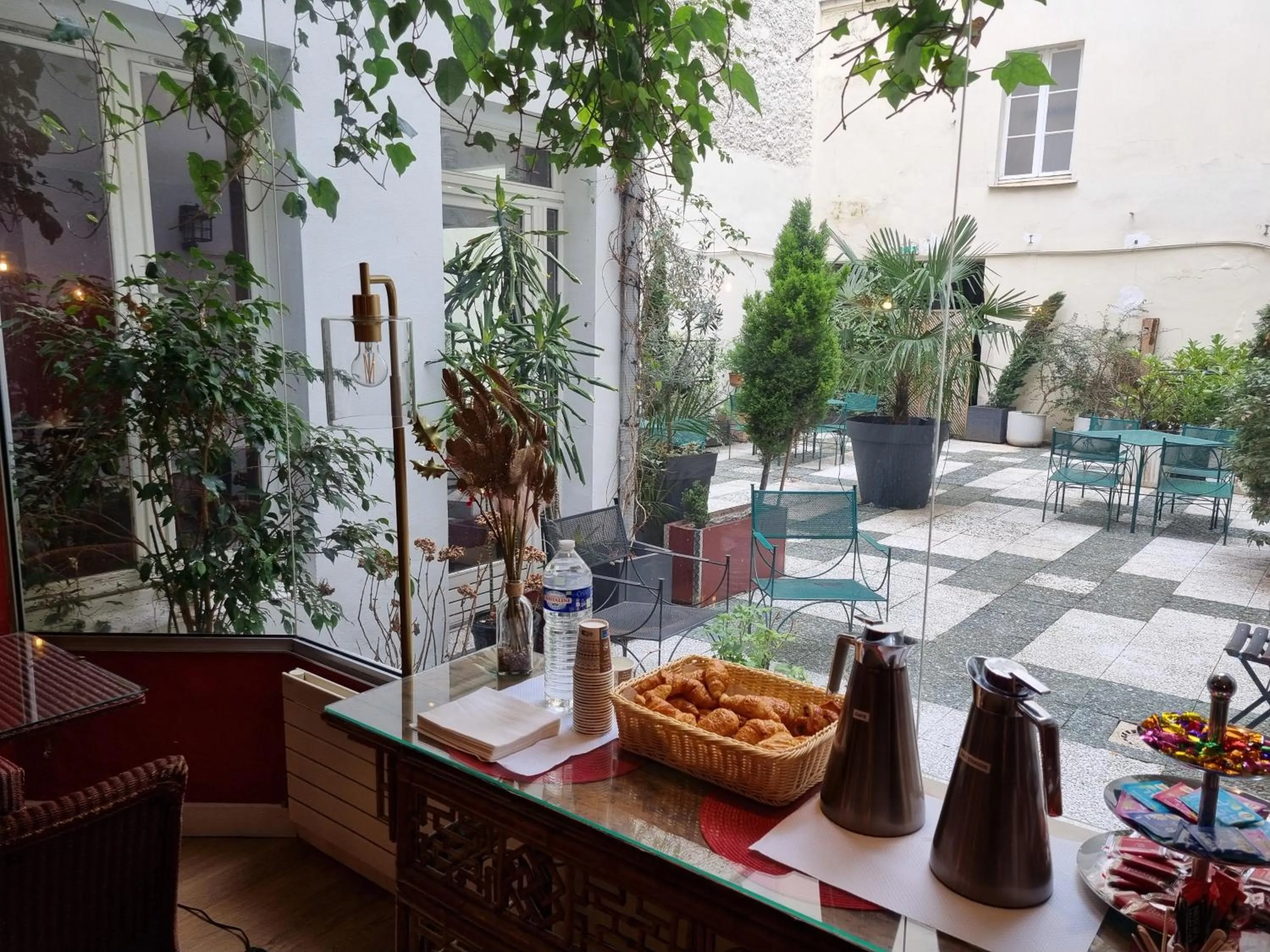 Garden in Hôtel France Eiffel