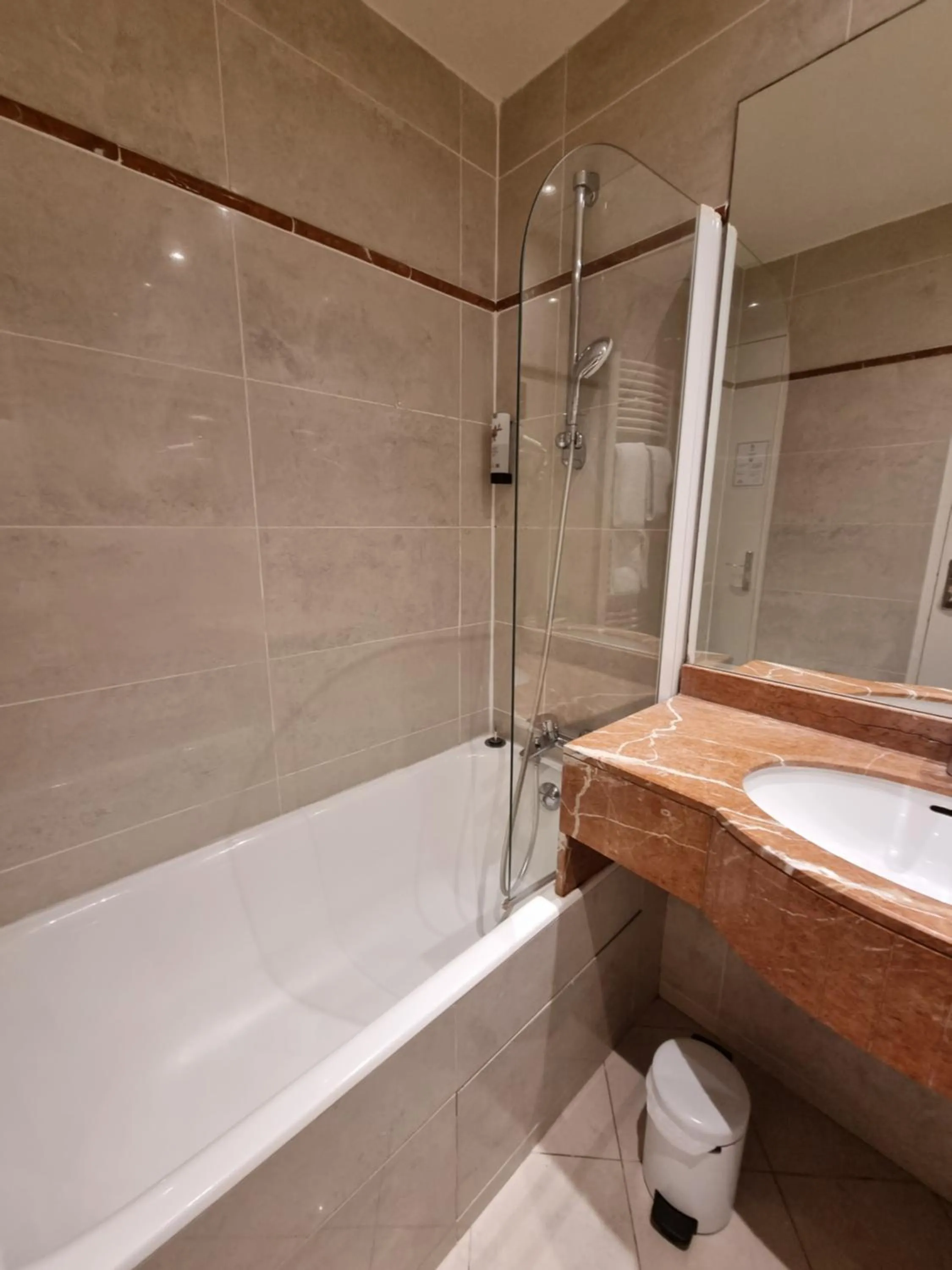 Bath in Hôtel France Eiffel