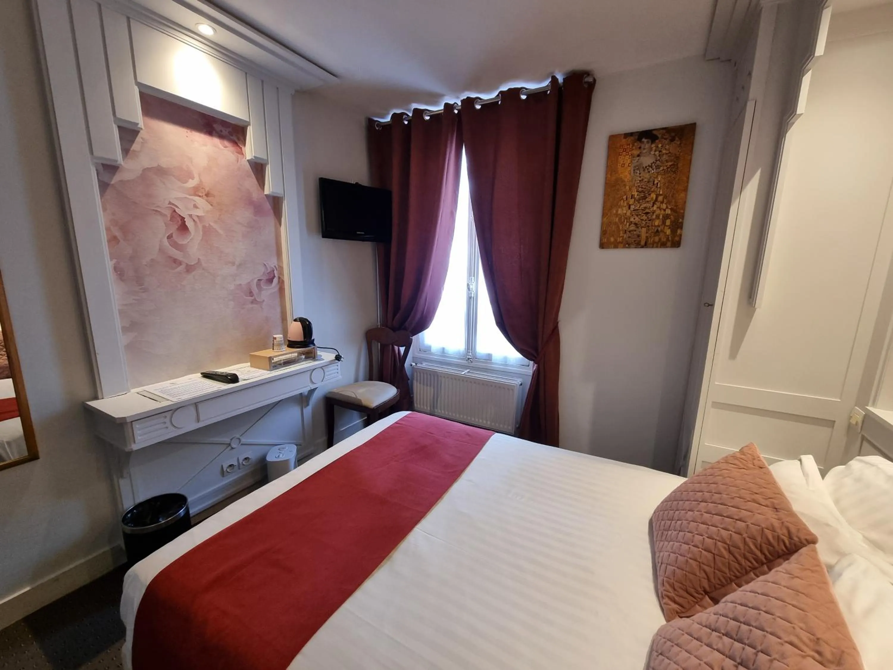 Bedroom, Bed in Hôtel France Eiffel