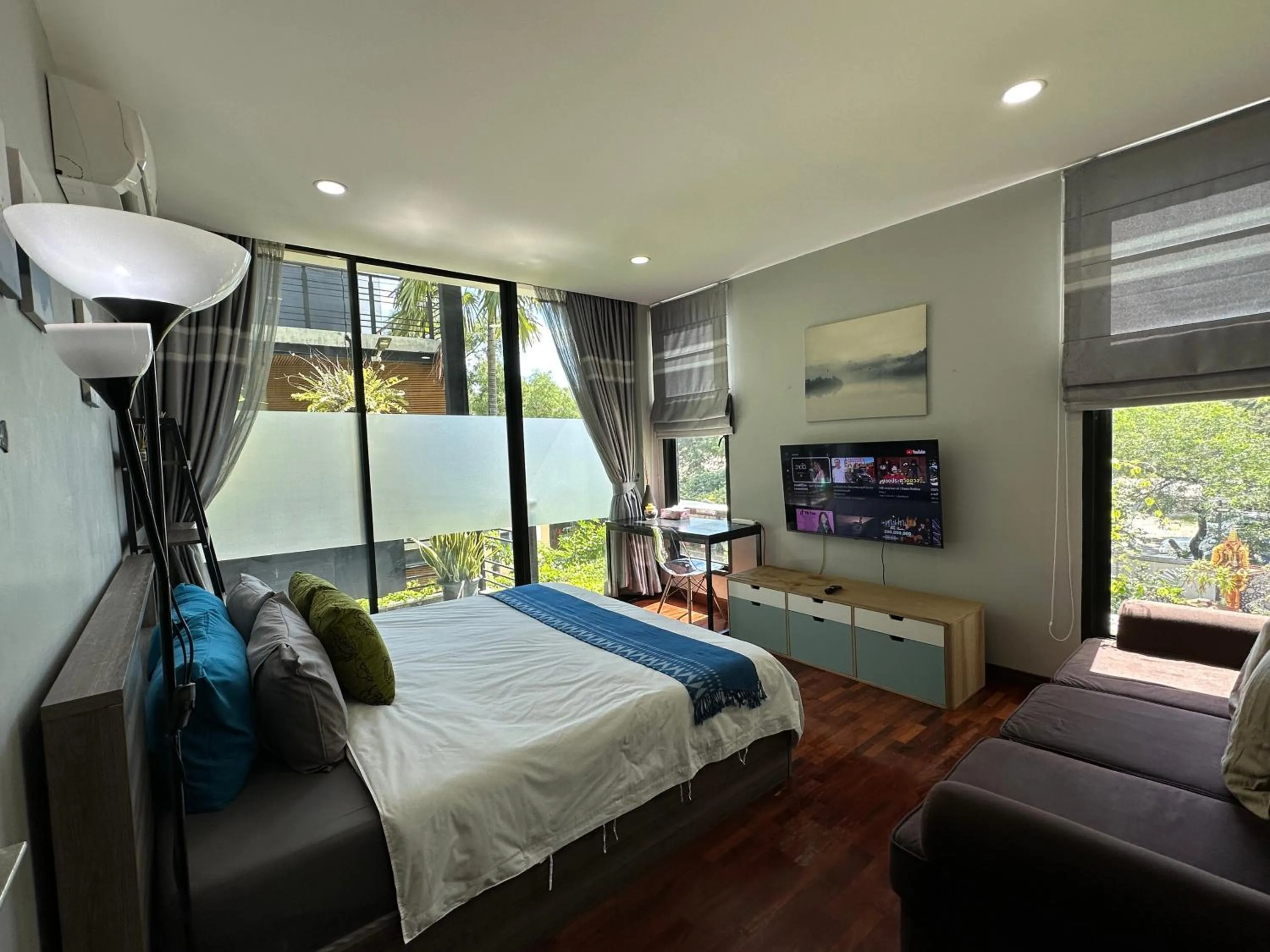 Communal lounge/ TV room, Bed in PomPom Home