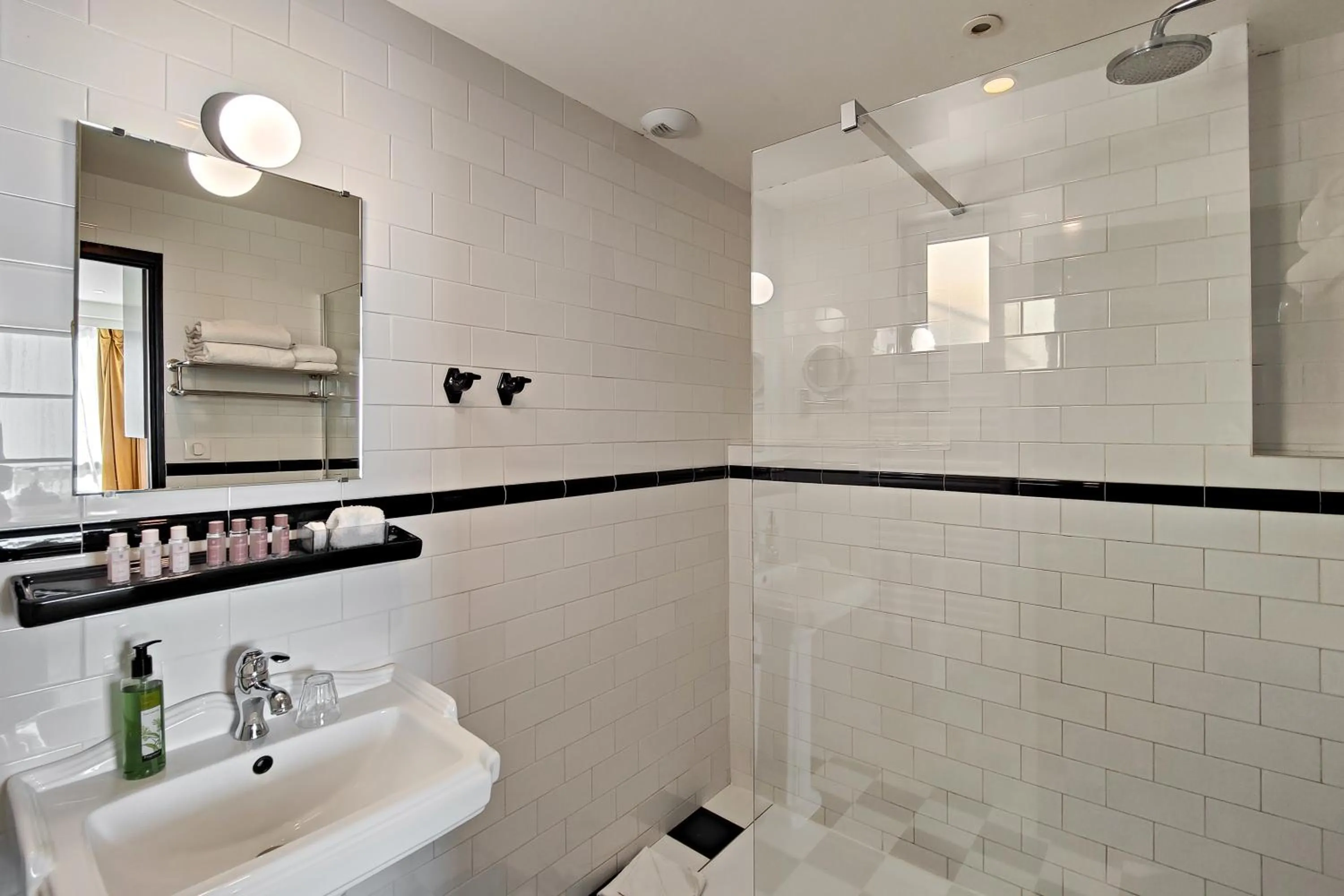 Bathroom in Hôtel de France, un hôtel AMMI