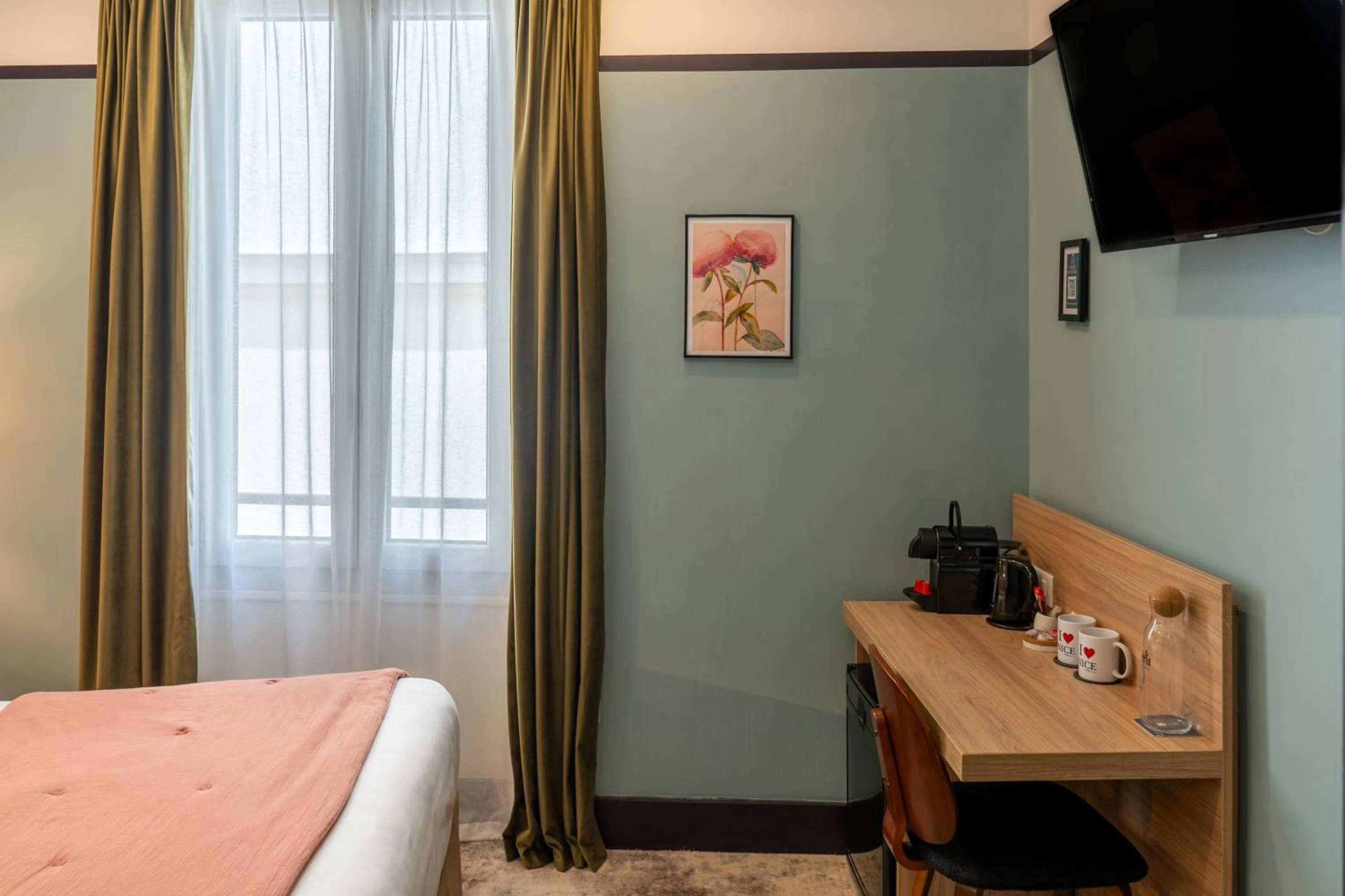 Photo of the whole room, Bed in Hôtel de France, un hôtel AMMI