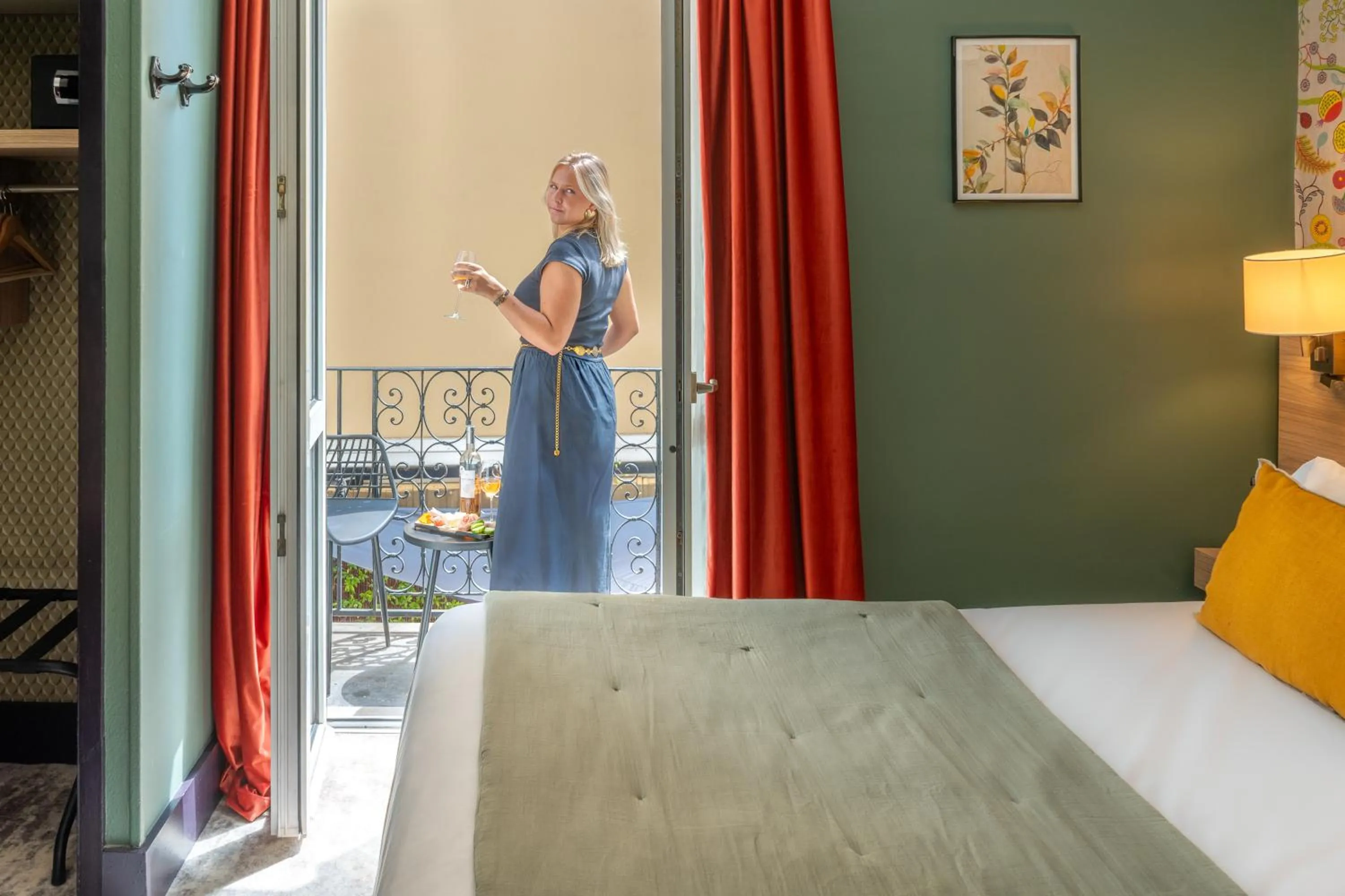 Balcony/Terrace, Bed in Hôtel de France, un hôtel AMMI