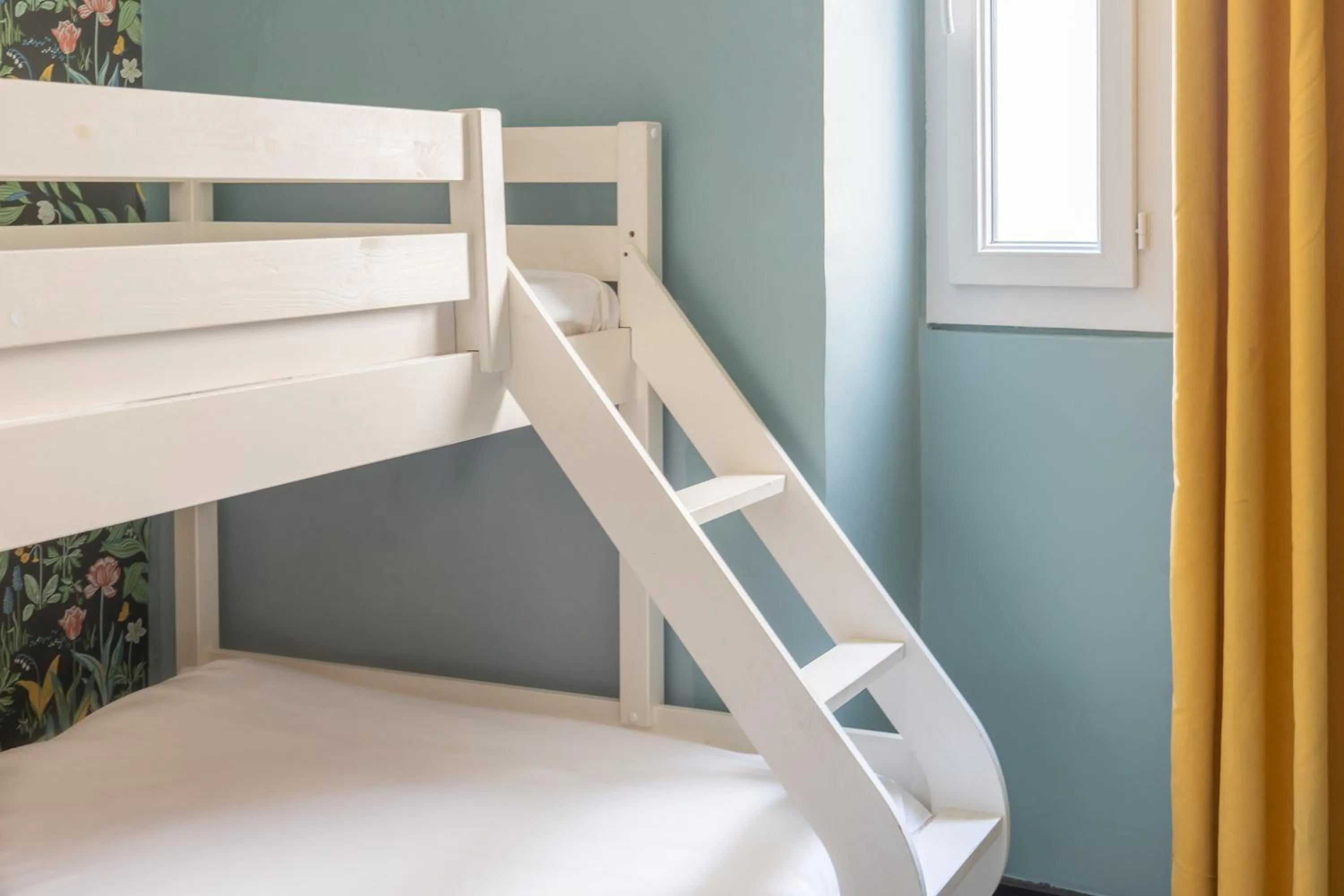 bunk bed, Bed in Hôtel de France, un hôtel AMMI